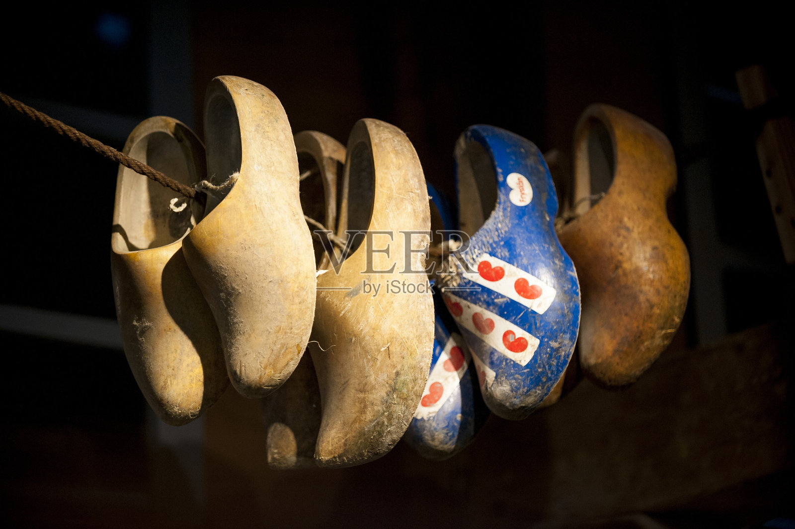 挂着旧木屐照片摄影图片