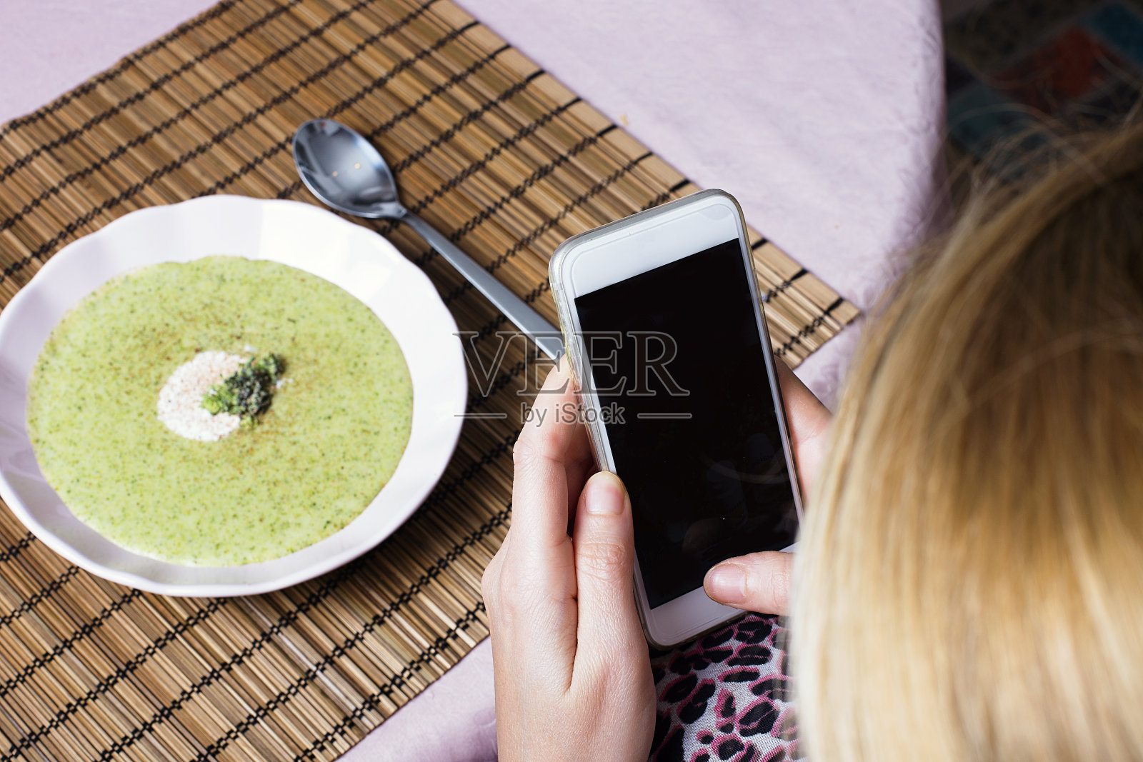 用手机拍西兰花奶油汤照片摄影图片