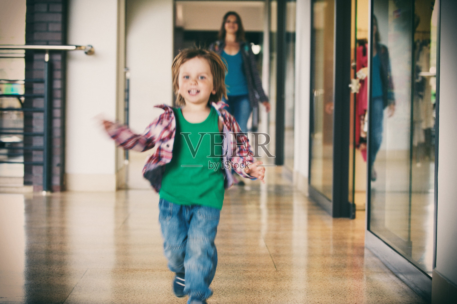 跑步的男孩照片摄影图片