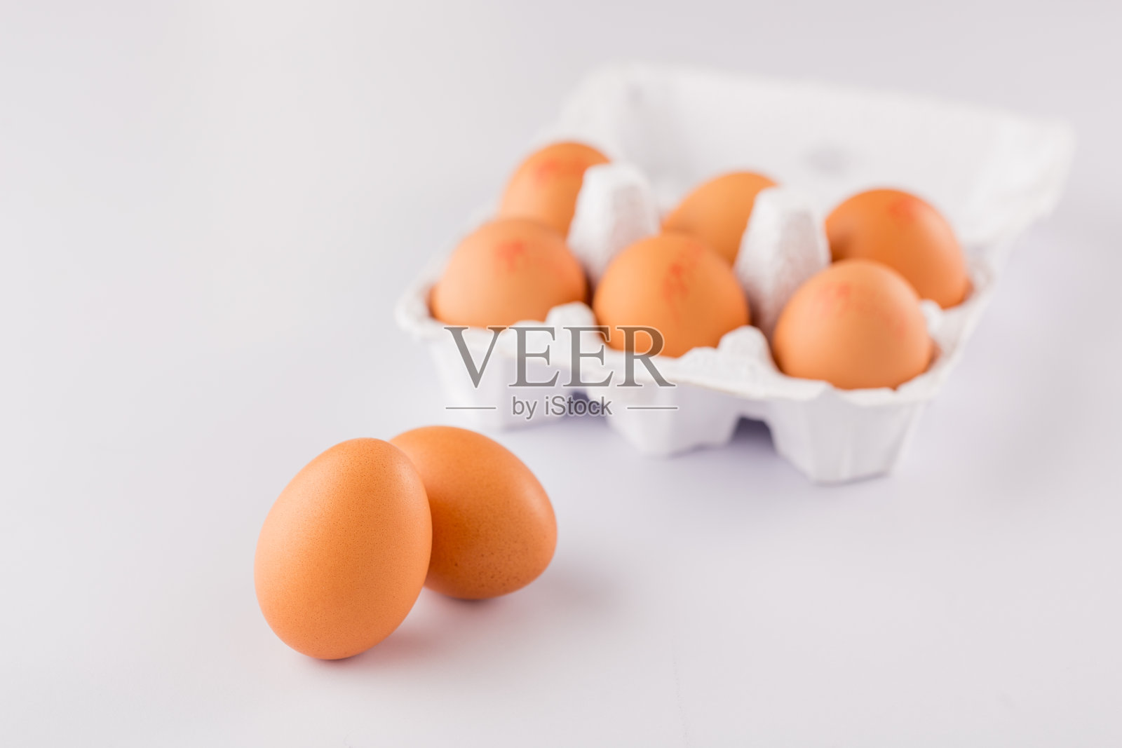 鸡蛋在白色背景的包装中照片摄影图片