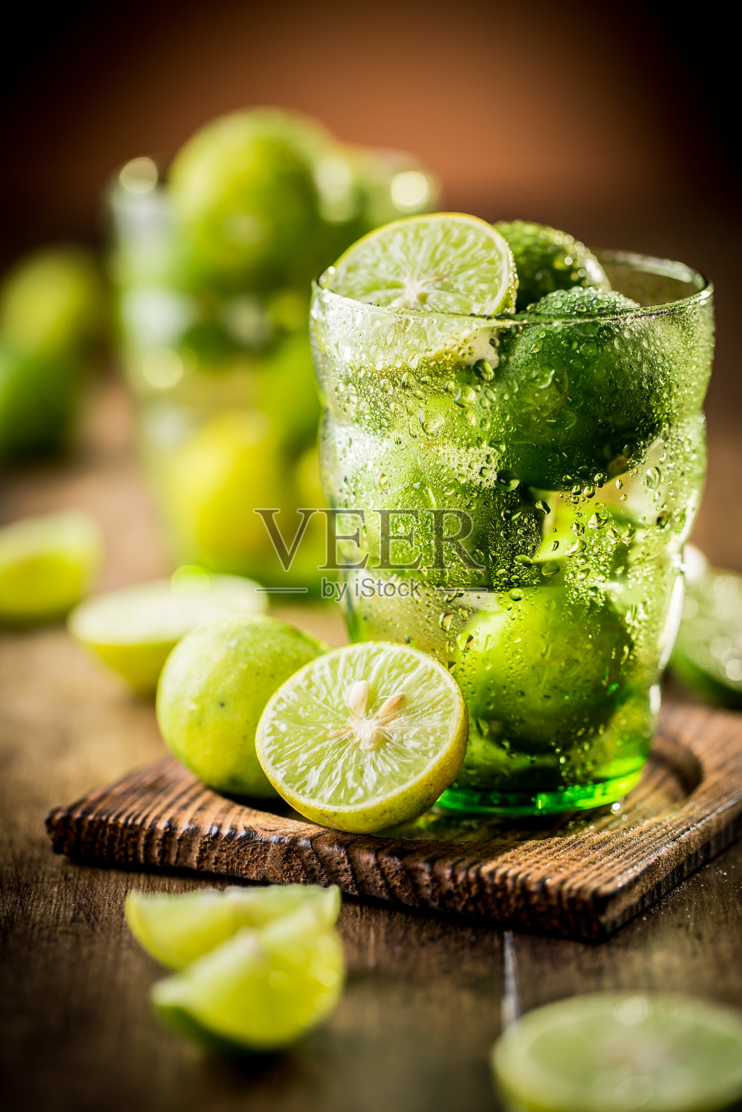 木制背景上的柠檬照片摄影图片