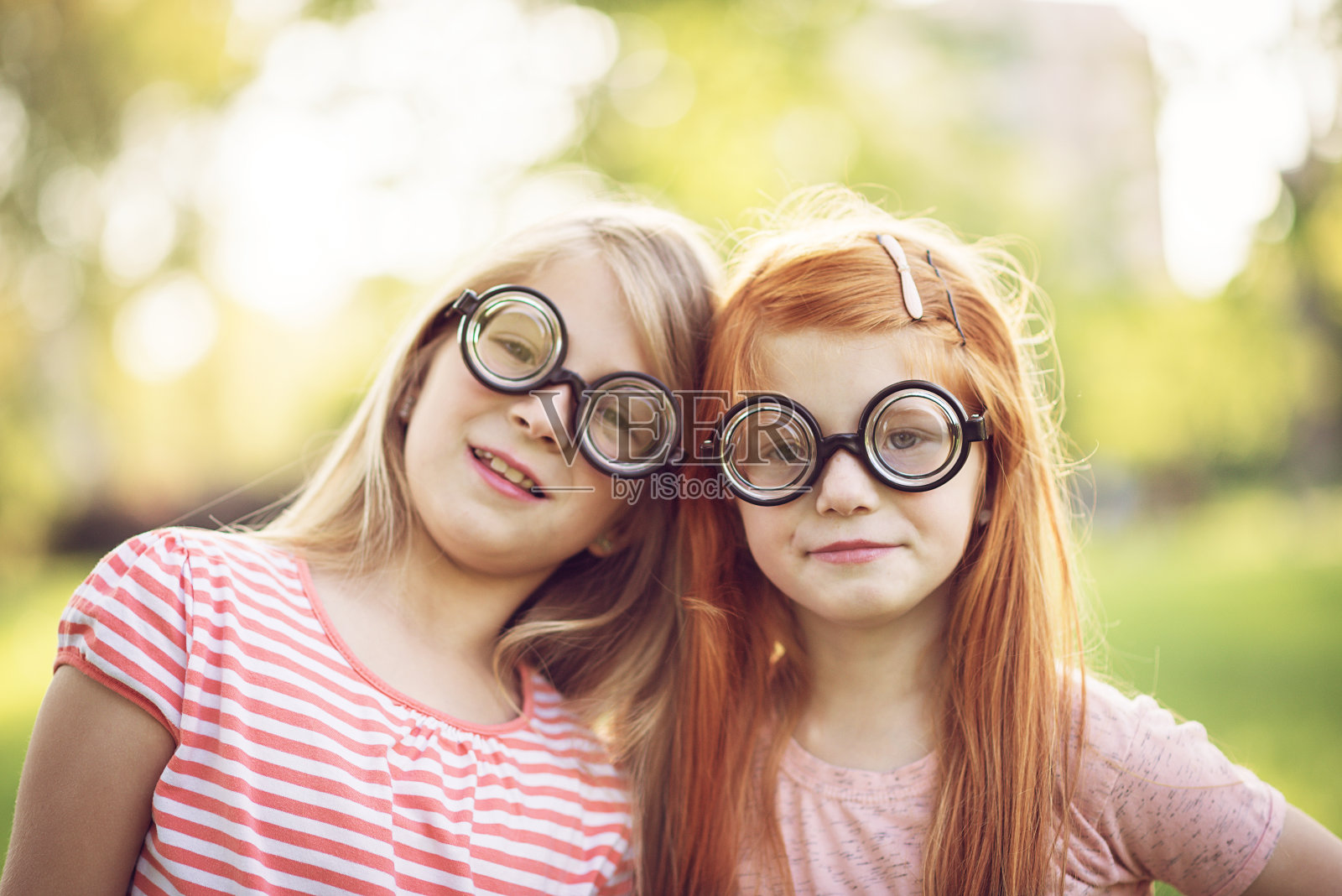 看起来很滑稽的兄弟姐妹照片摄影图片