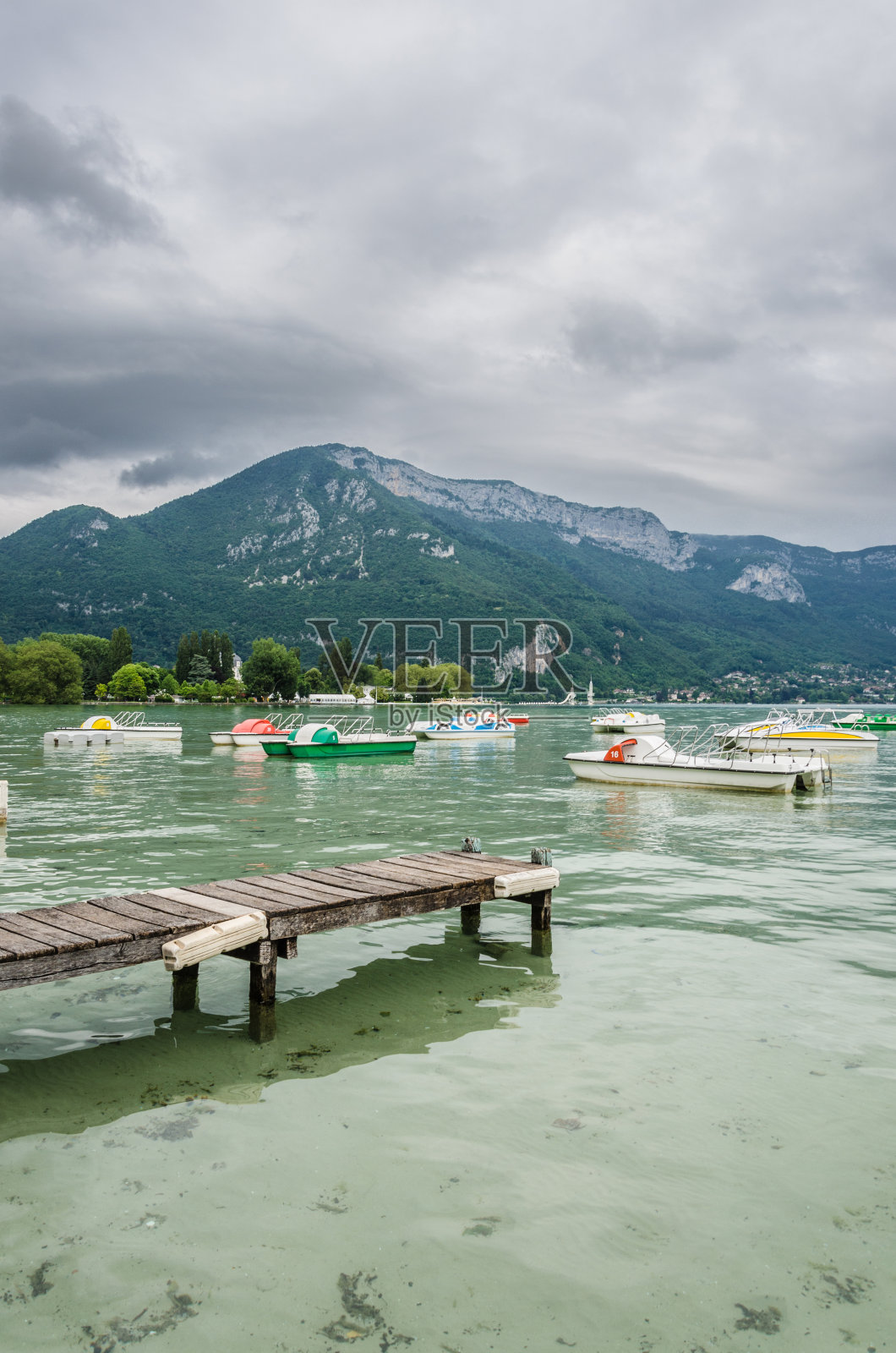 Menthon Saint Bernard在上萨瓦,法国全景山背景照片摄影图片