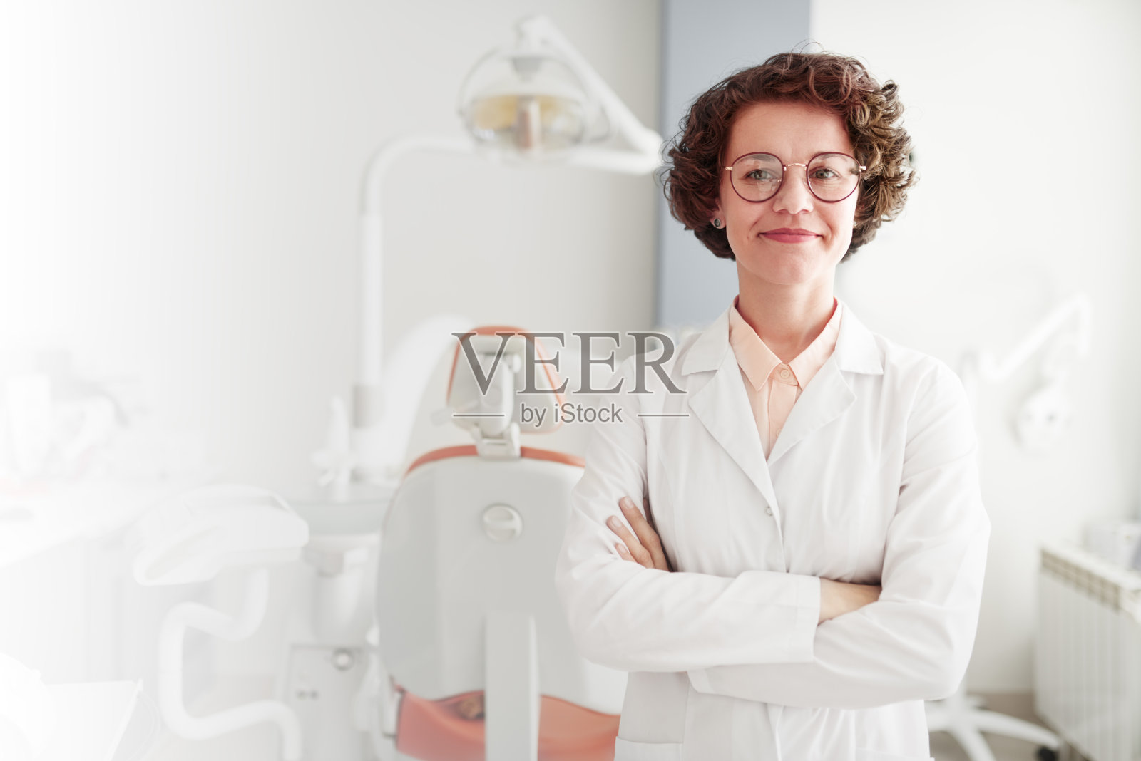 自信的女牙科医生照片摄影图片