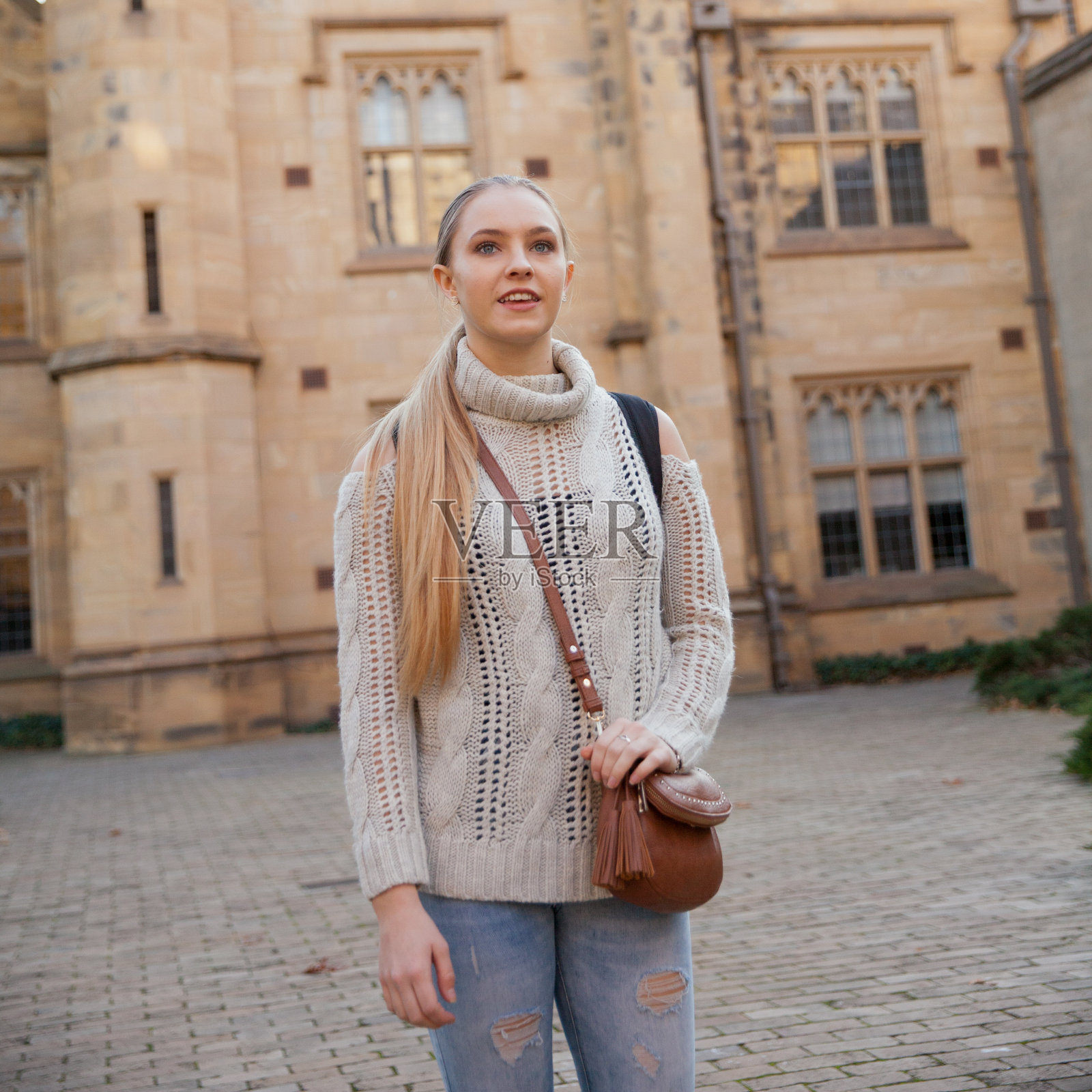 女学生在大学校园照片摄影图片