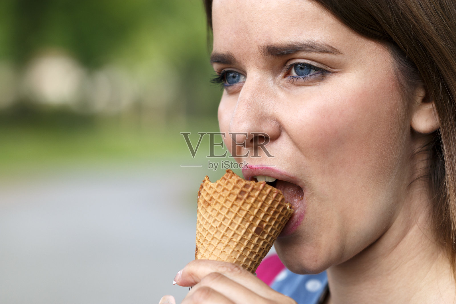 在公园散步吃冰淇淋的好女孩照片摄影图片