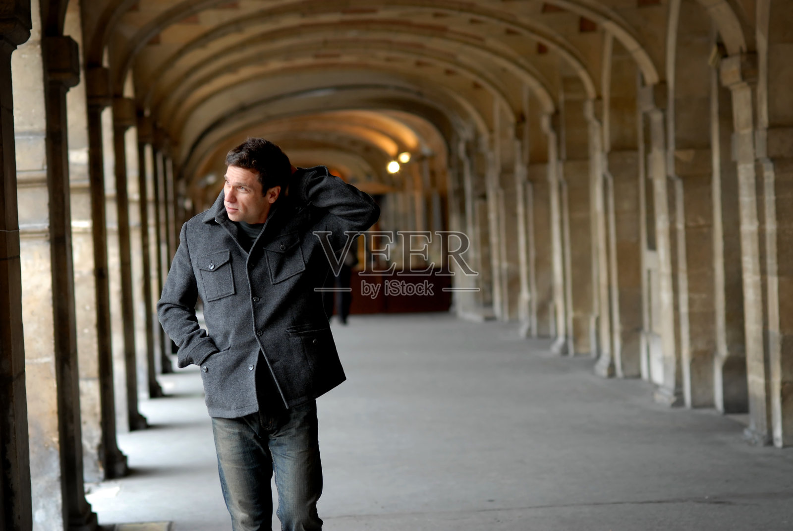 法国巴黎孚日广场的年轻人照片摄影图片