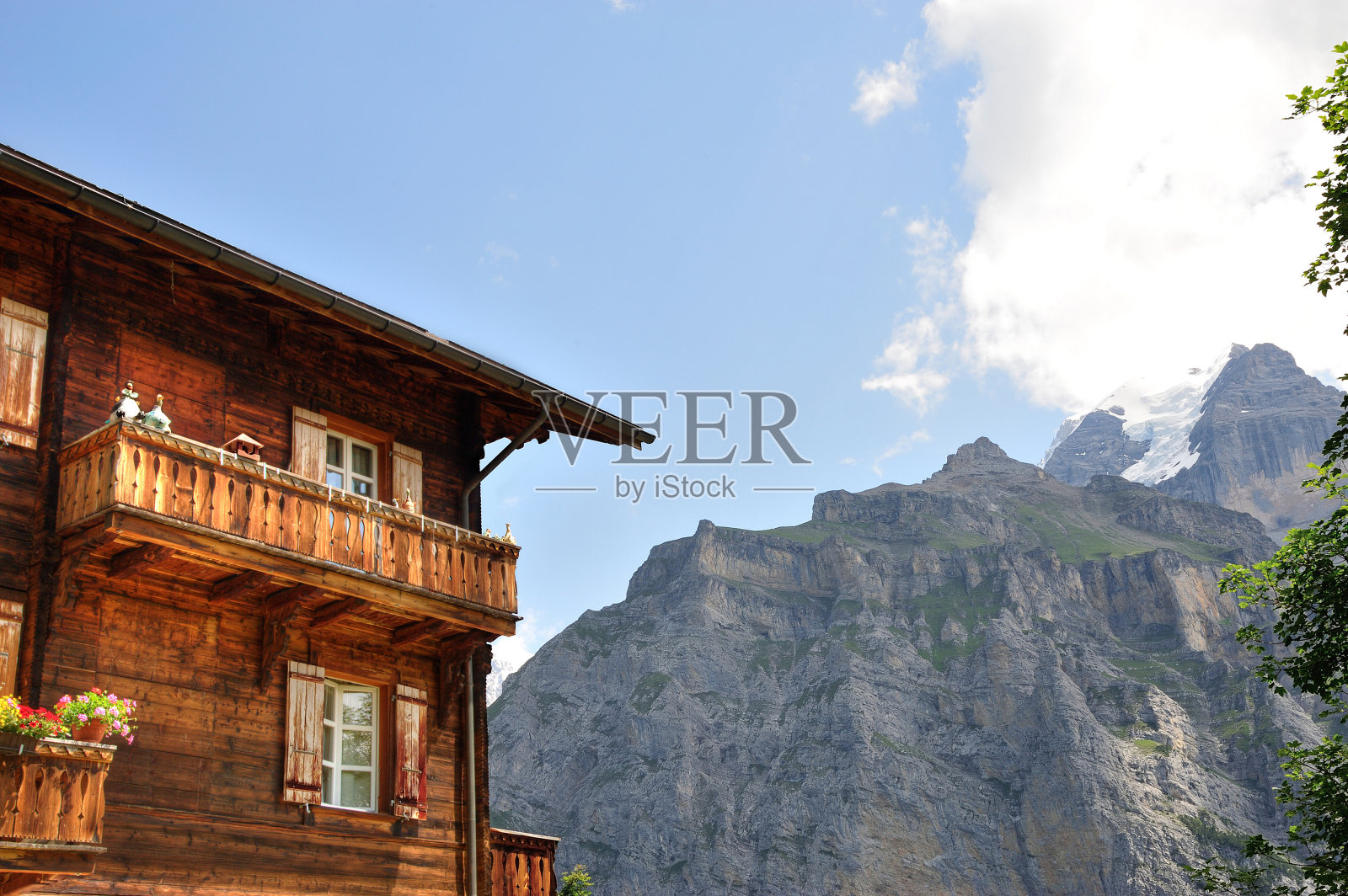 高山背景的小屋照片摄影图片