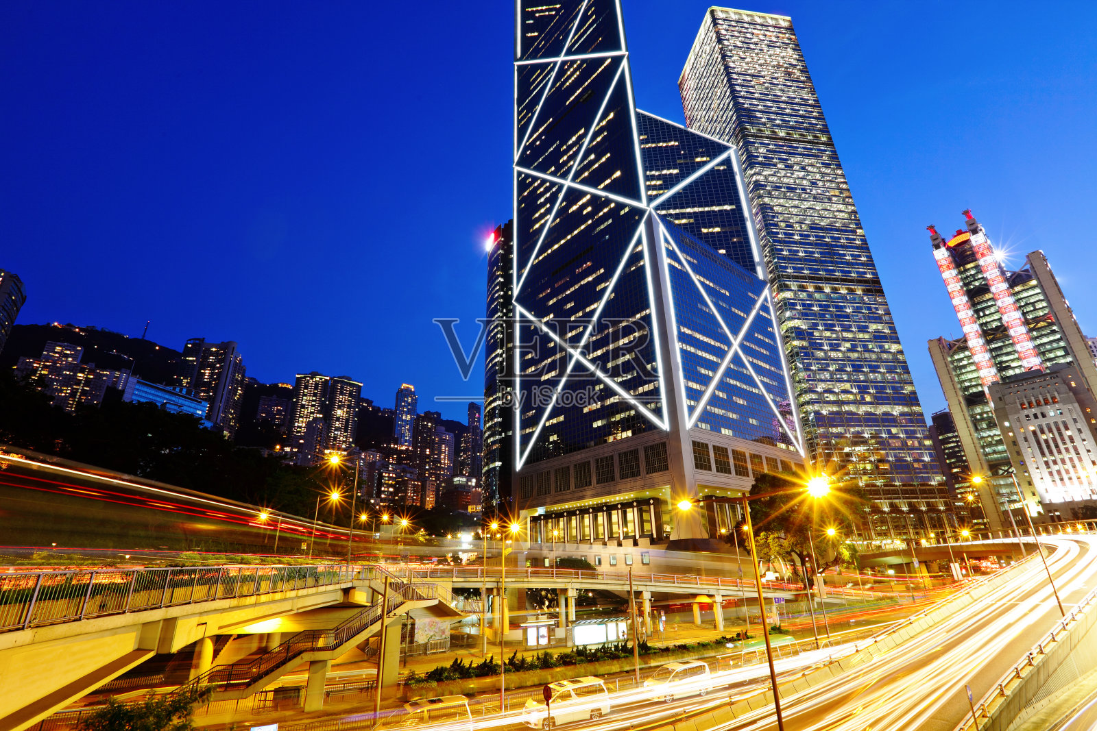 城市在夜间与交通路径照片摄影图片