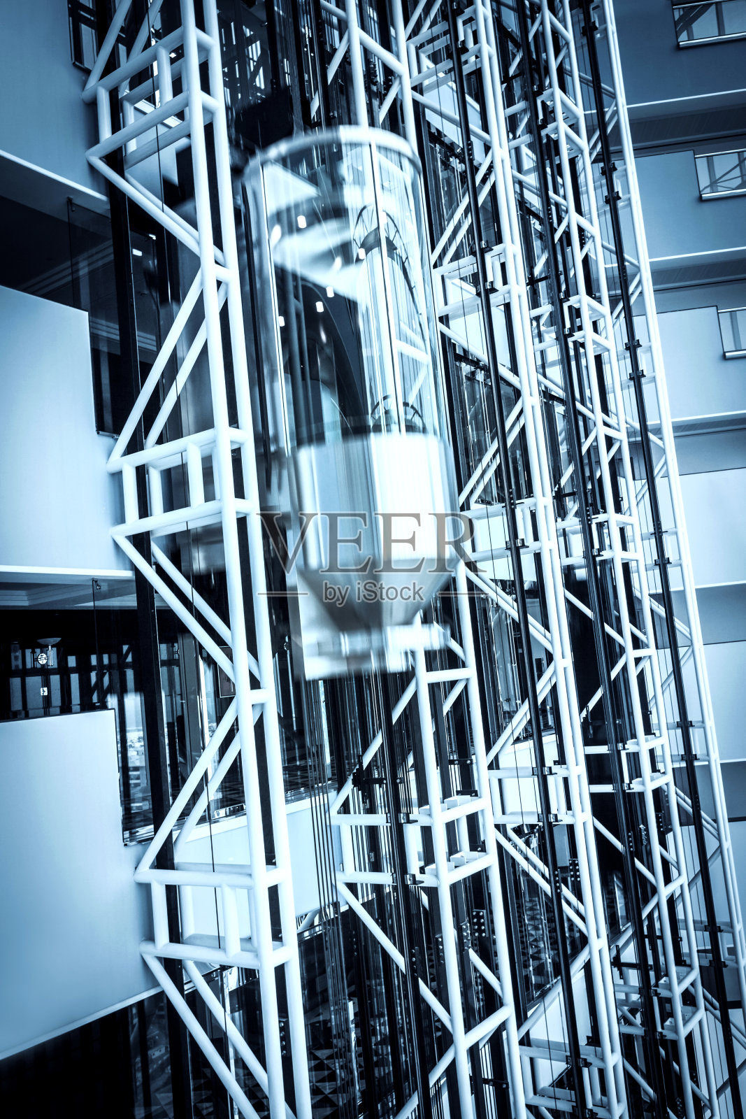 未来主义建筑中的现代电梯照片摄影图片