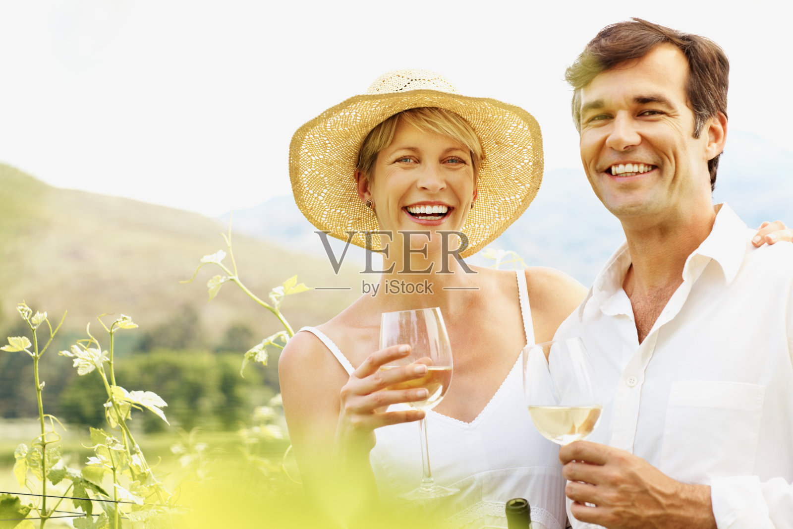 幸福的夫妇在葡萄园里享受美酒照片摄影图片