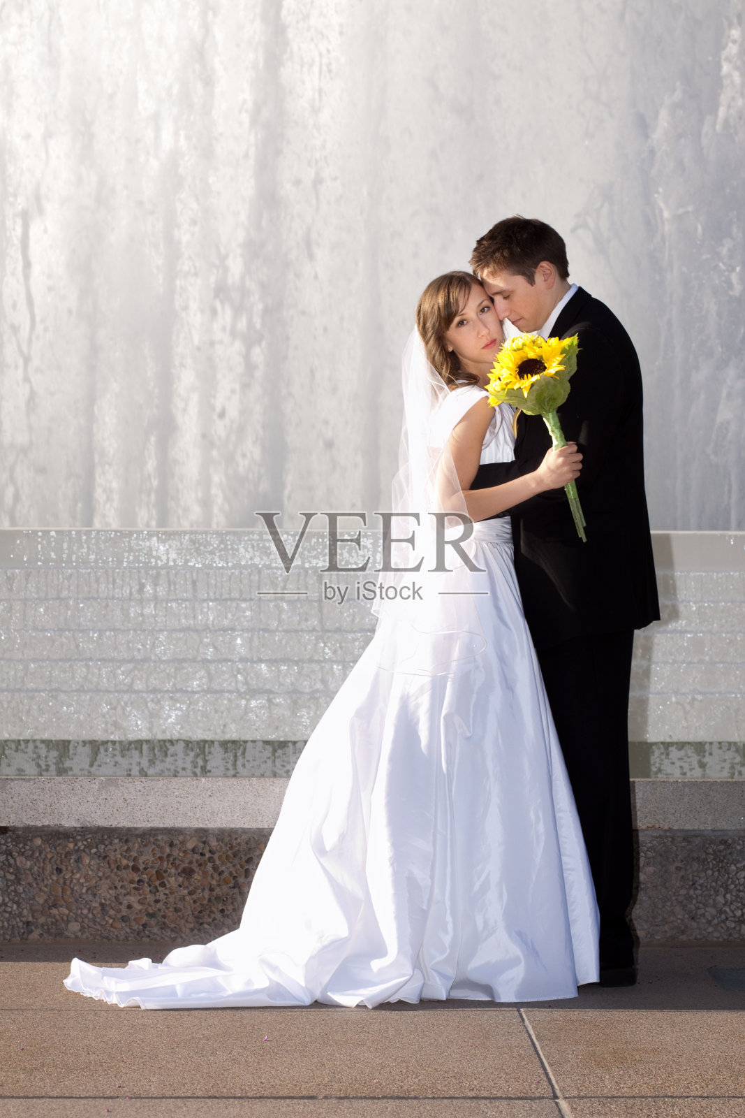 新郎和新娘站在喷泉前照片摄影图片