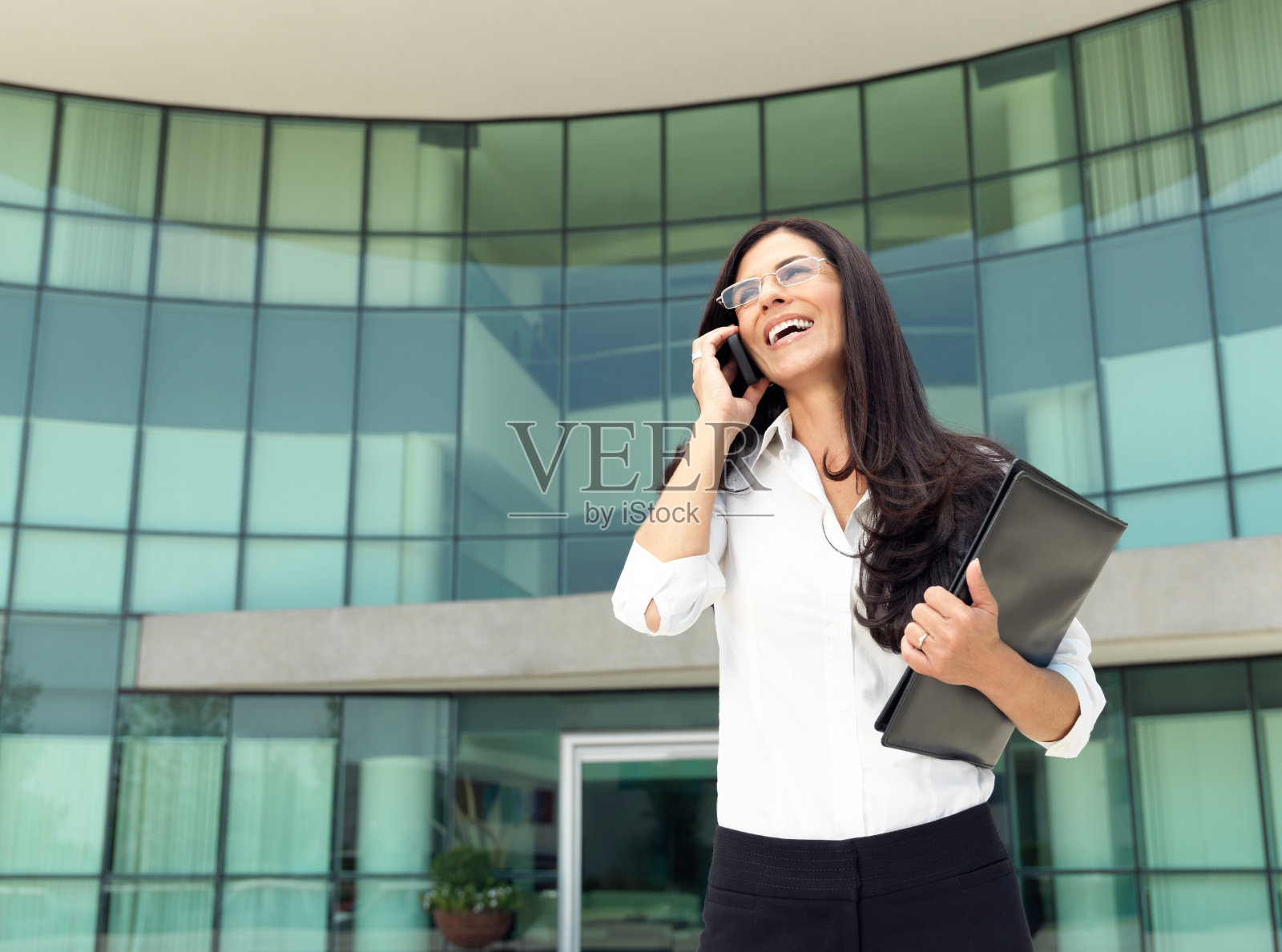 电话里的女商人照片摄影图片