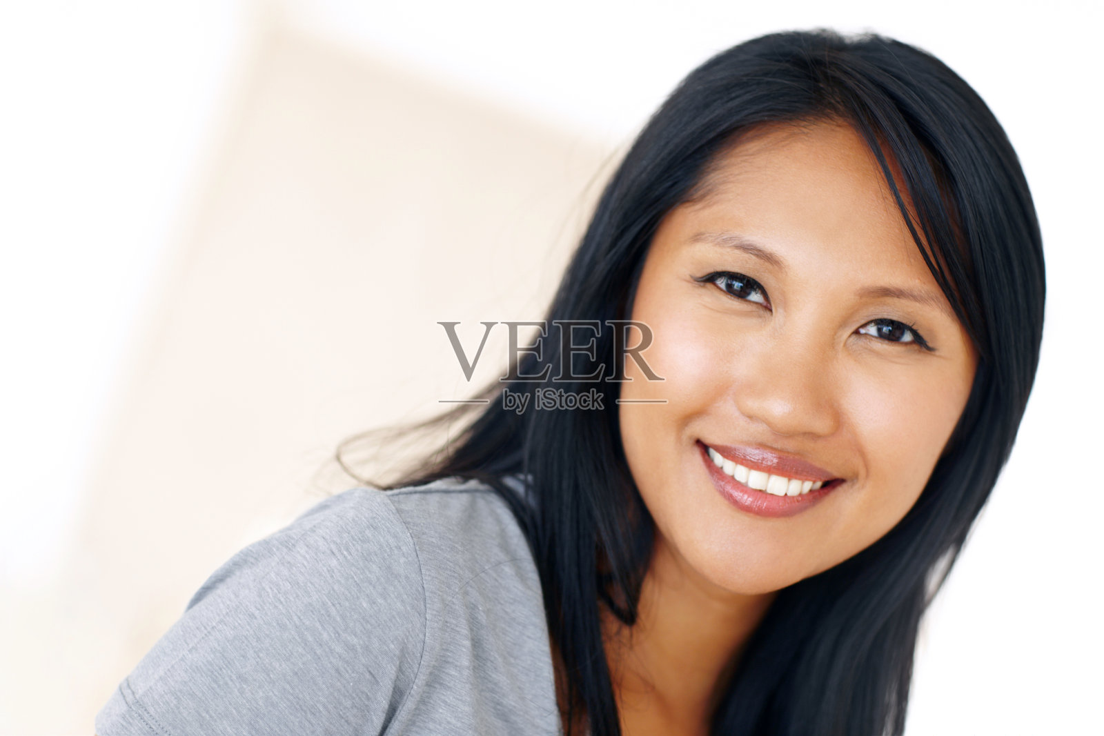 她的微笑使她的脸上容光焕发照片摄影图片