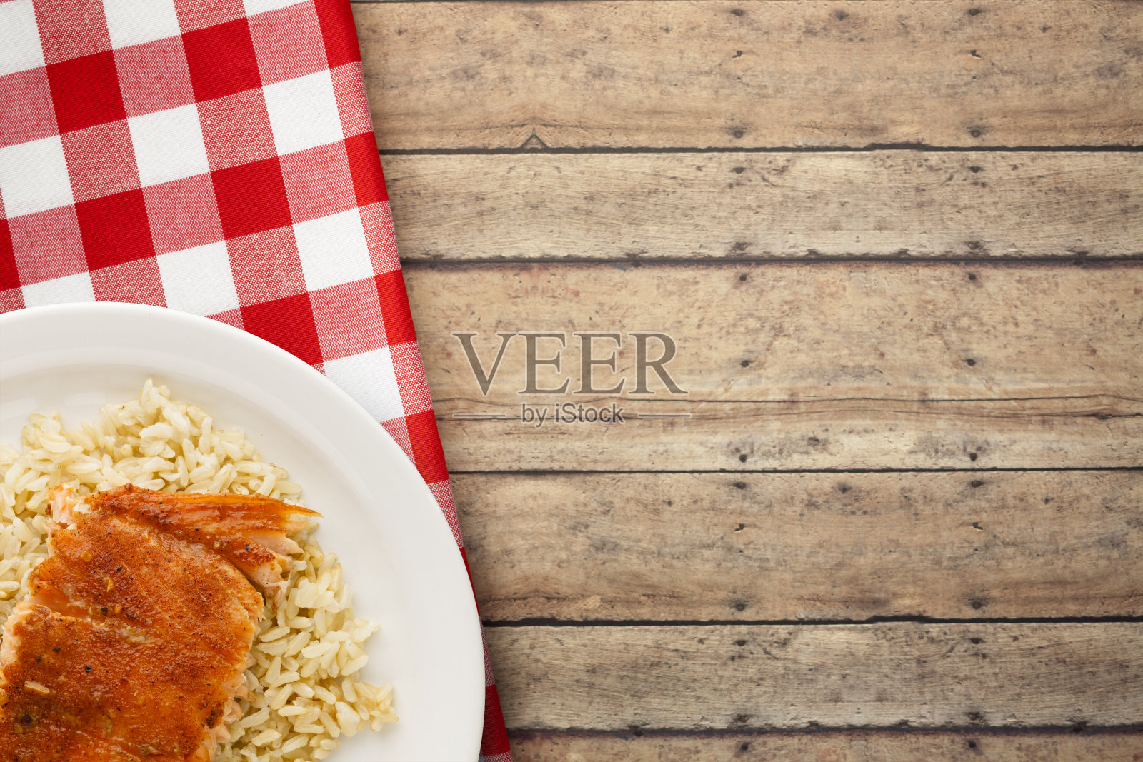 熏鲑鱼片配糙米照片摄影图片