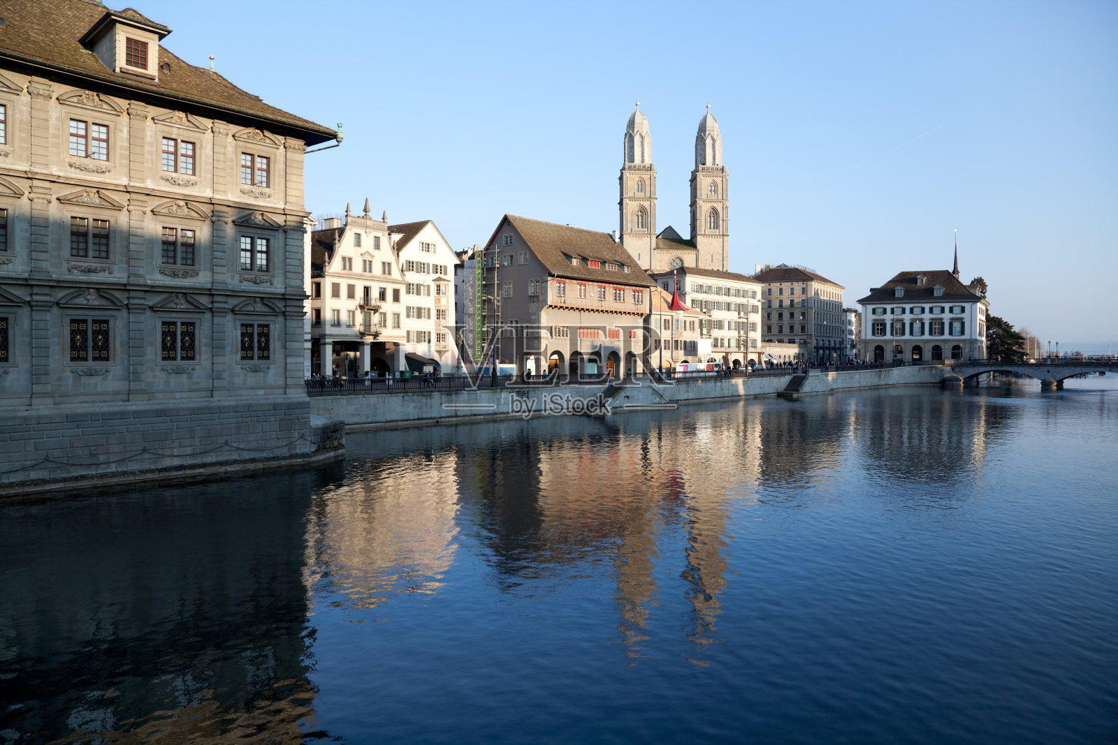 苏黎世利马特河,历史上的天际线,市政厅和格罗斯姆?望远镜照片摄影图片