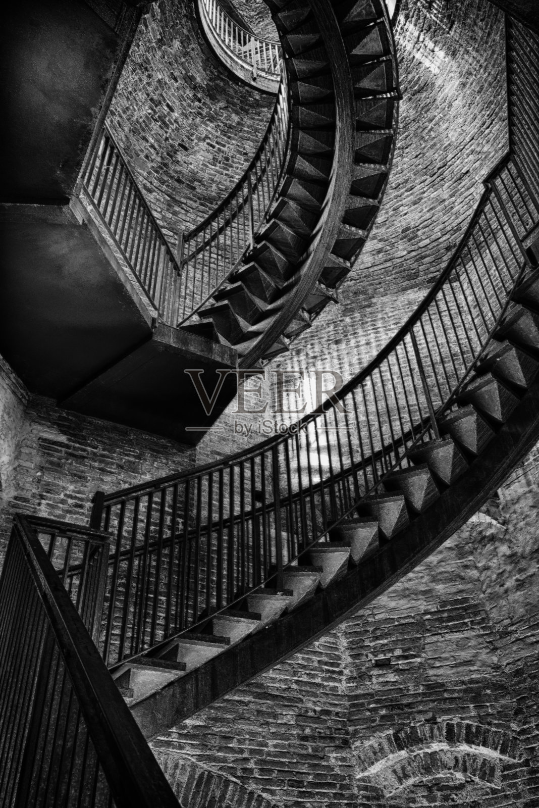 螺旋楼梯。黑色和白色照片摄影图片