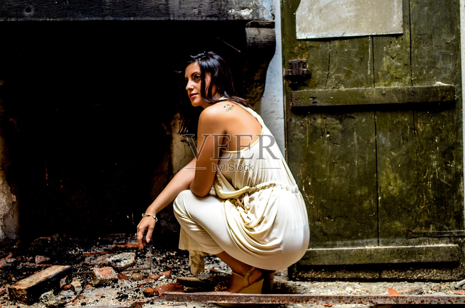 青少年在废弃房屋中摆姿势照片摄影图片