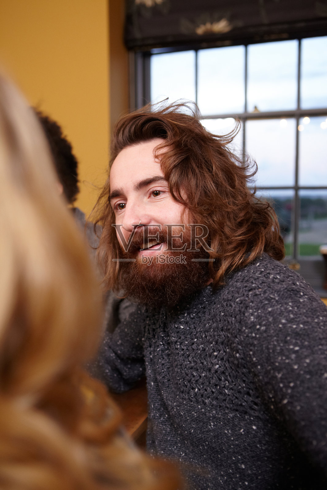 笑着的酷胡子男人照片摄影图片