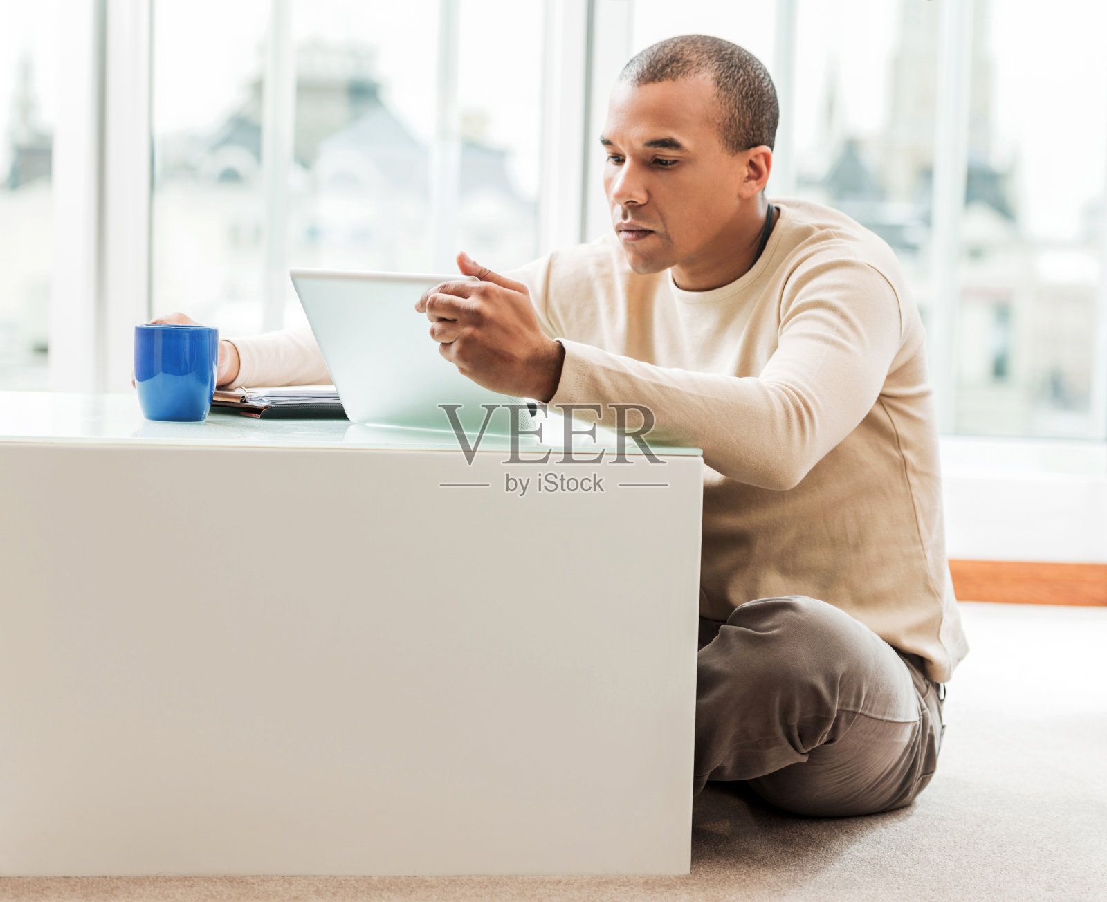 非裔美国人使用数字平板电脑。照片摄影图片