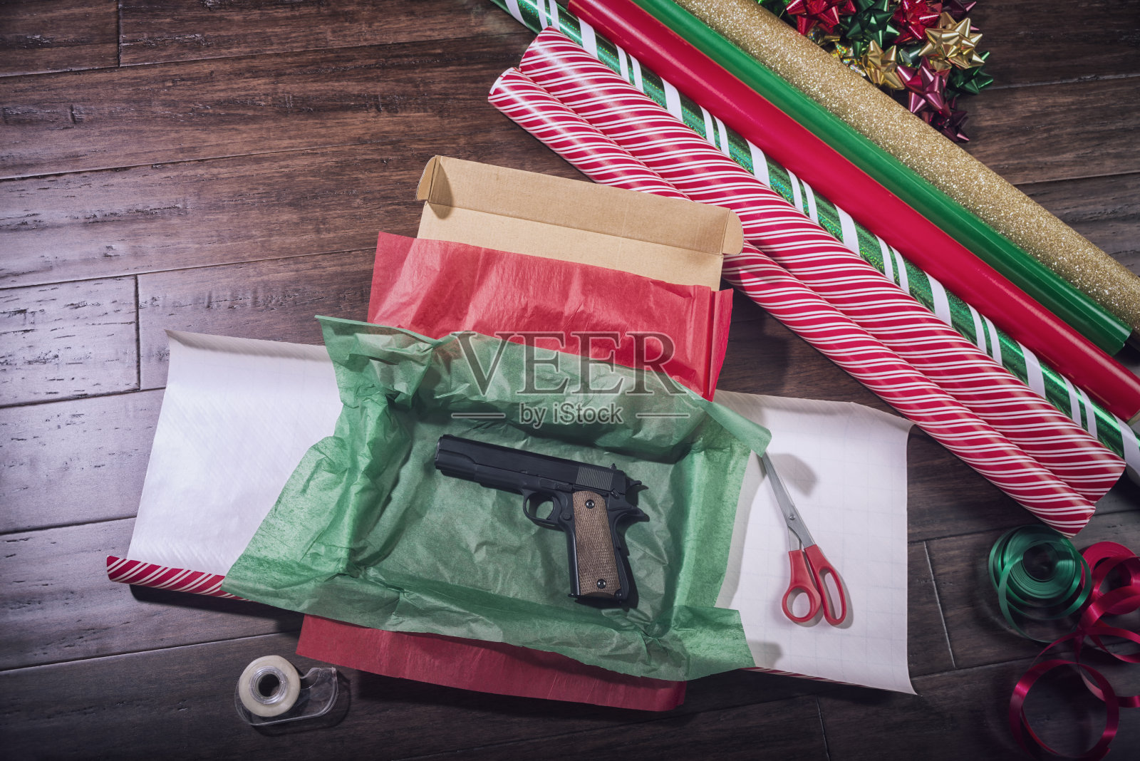 手枪被包装成圣诞礼物照片摄影图片