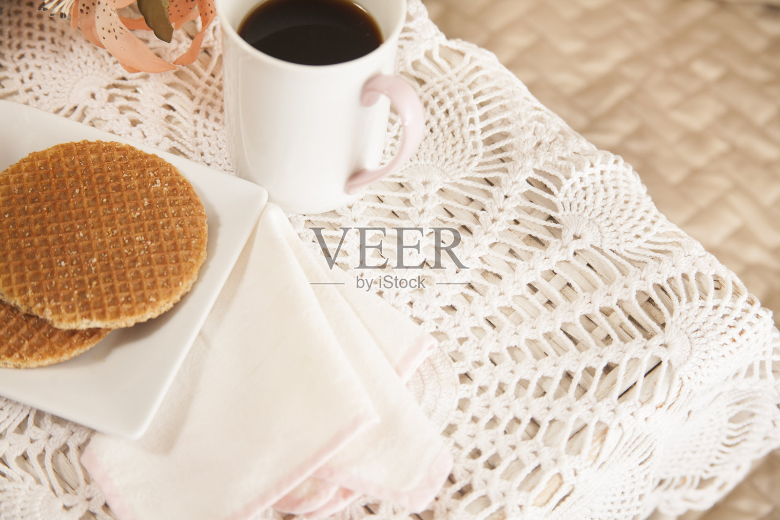 咖啡,华夫饼,早餐端到床上。照片摄影图片