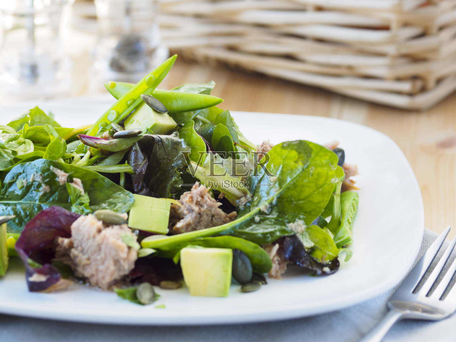 健康的金枪鱼鳄梨沙拉照片摄影图片