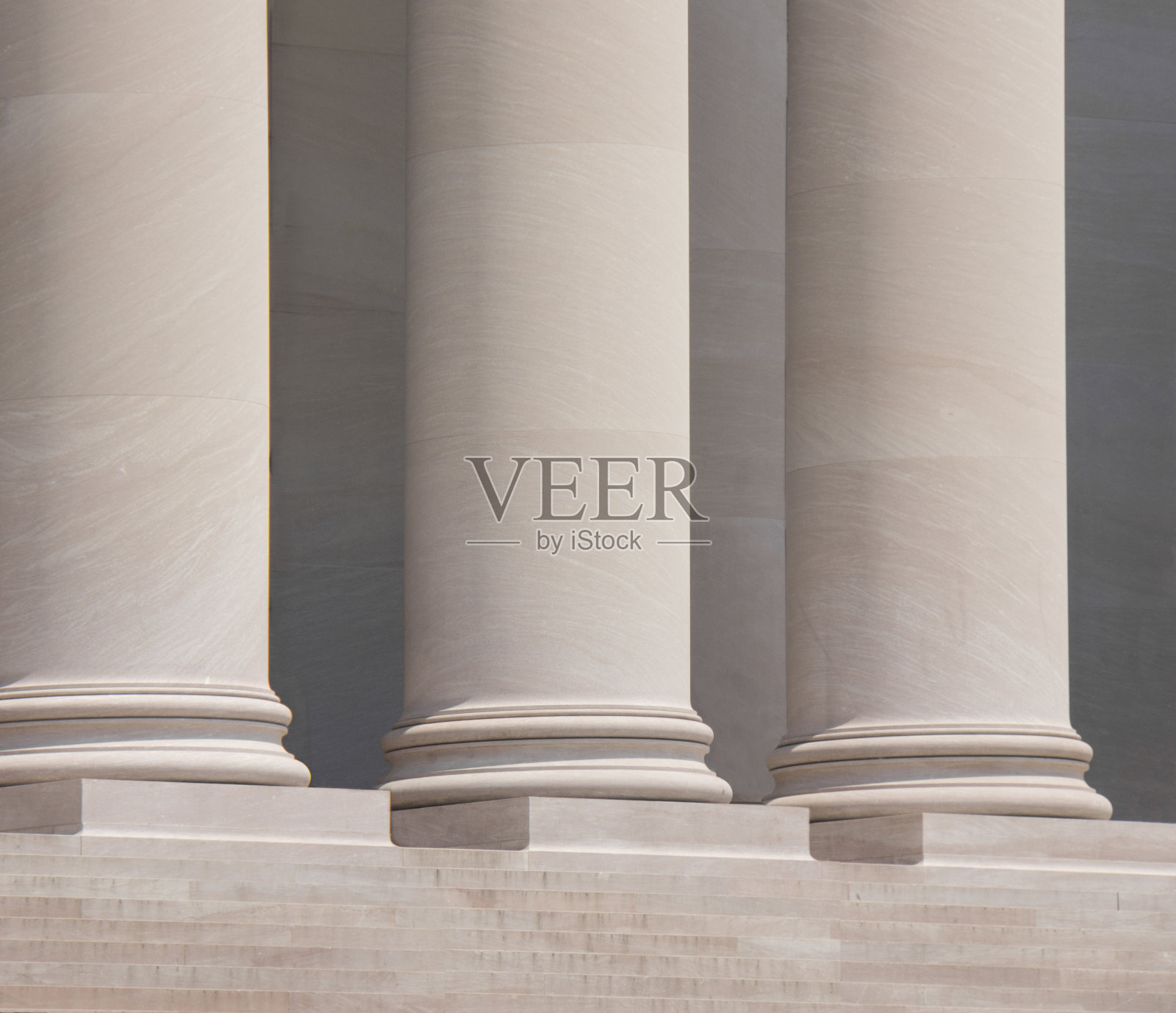 法院外的三根多利安圆柱。照片摄影图片