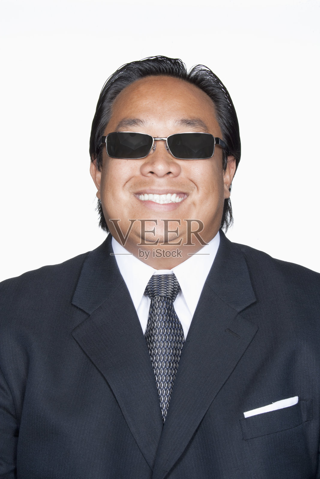 戴着墨镜的男人微笑着照片摄影图片