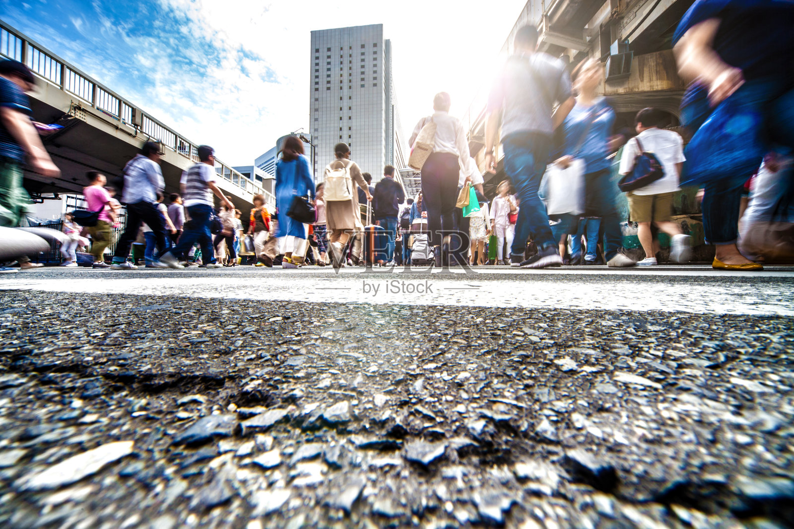 在大阪市中心,人们正在过马路照片摄影图片