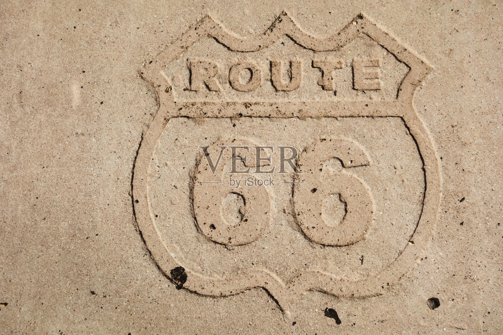 历史悠久的66号公路标志刻在石头上照片摄影图片