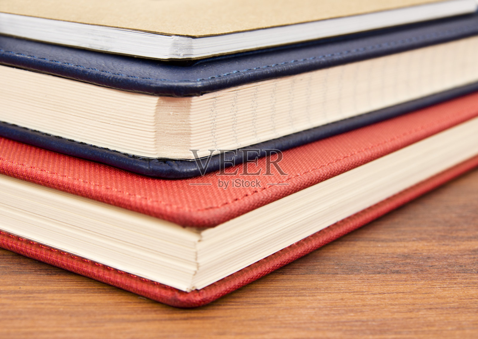 笔记本放在桌子上照片摄影图片