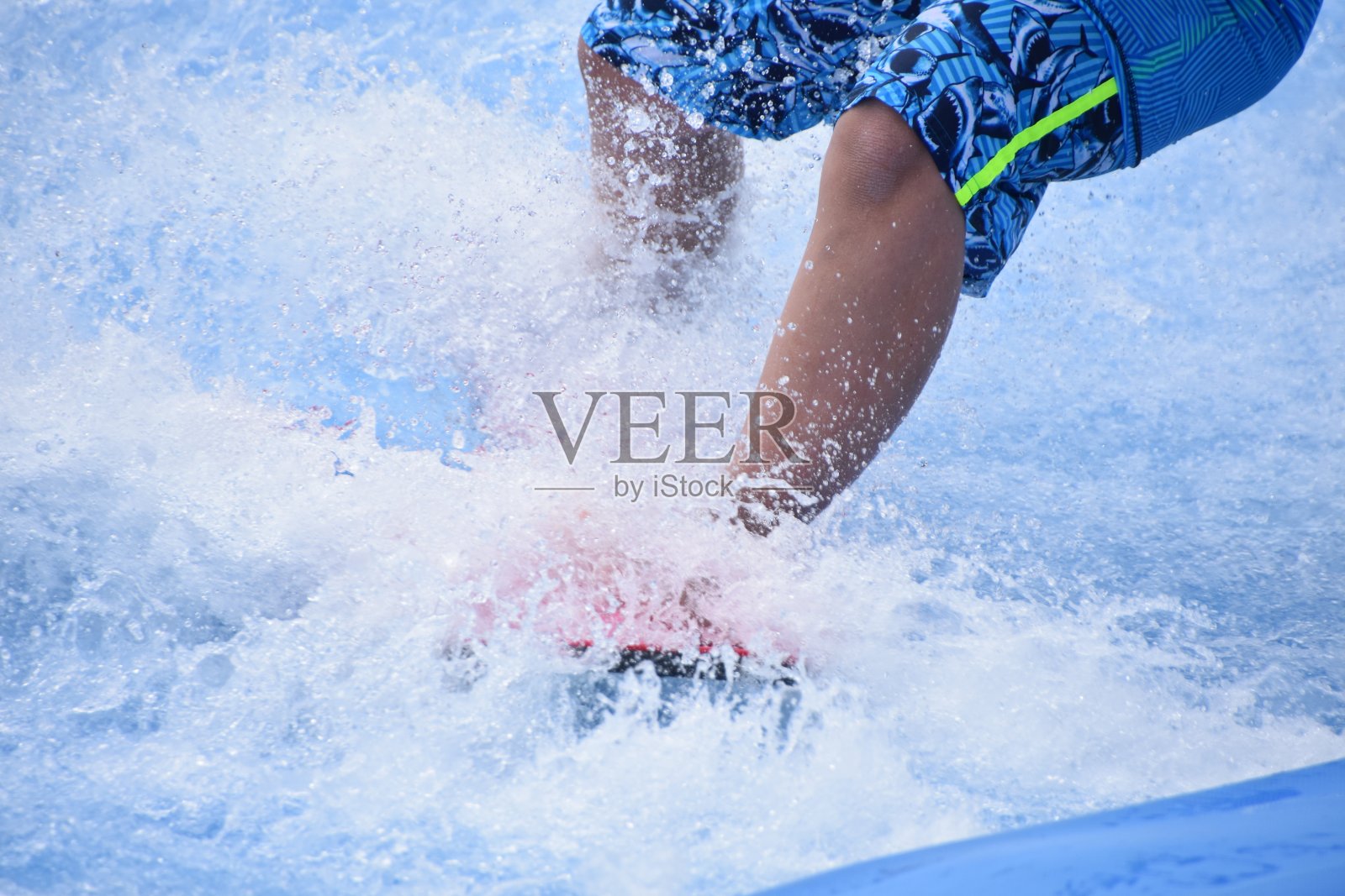 在游泳池里学习冲浪照片摄影图片