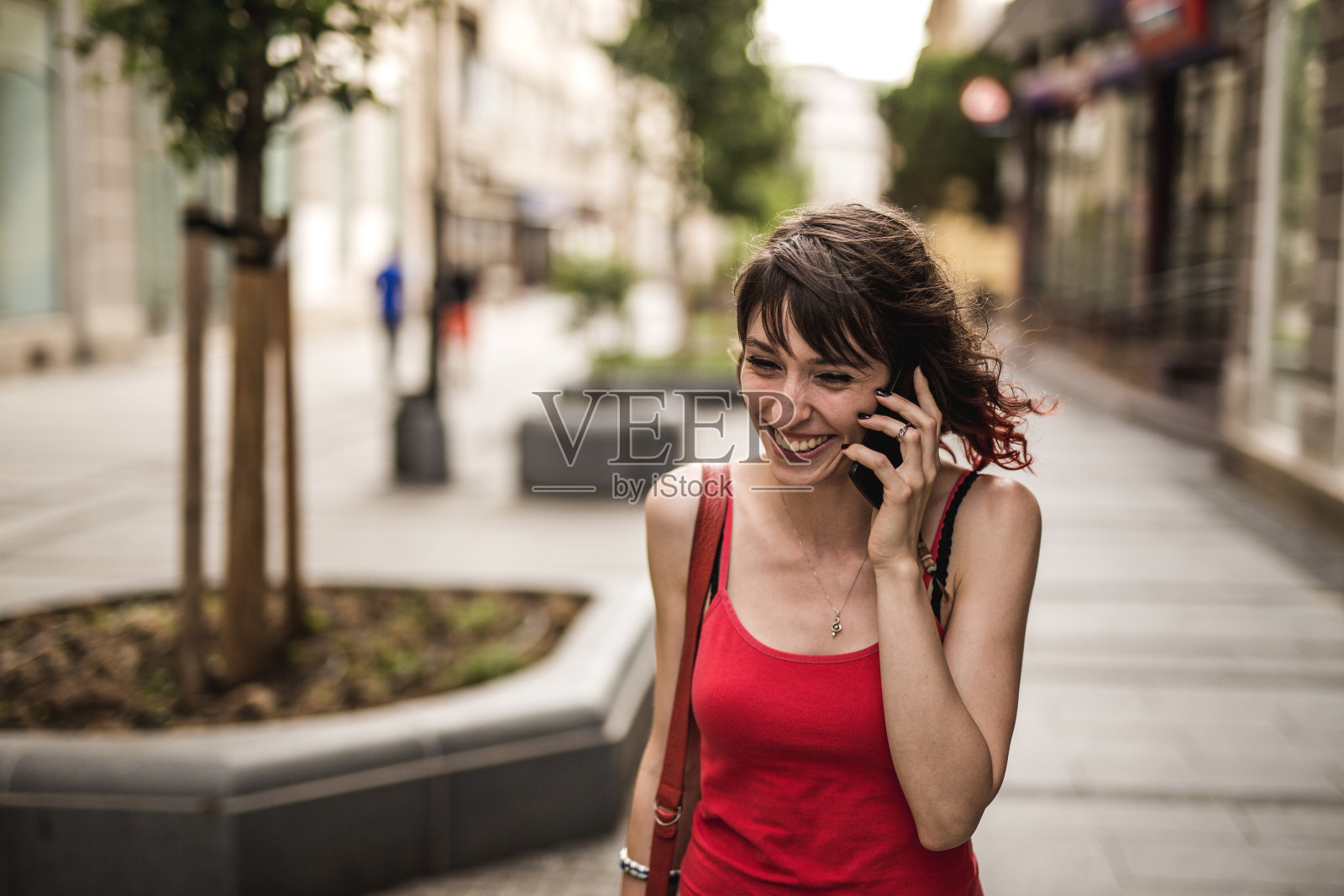 在电话中交谈照片摄影图片