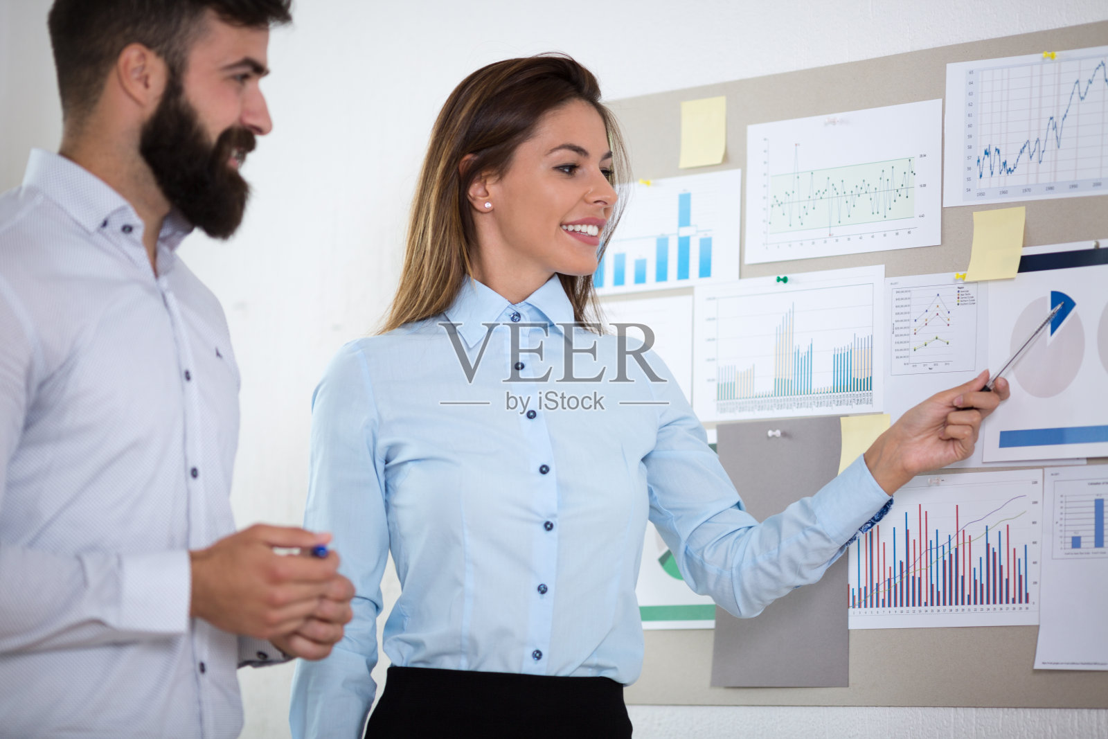 商业女性投资顾问分析公司印章报告,资产负债表,报表和文件在笔记本电脑照片摄影图片