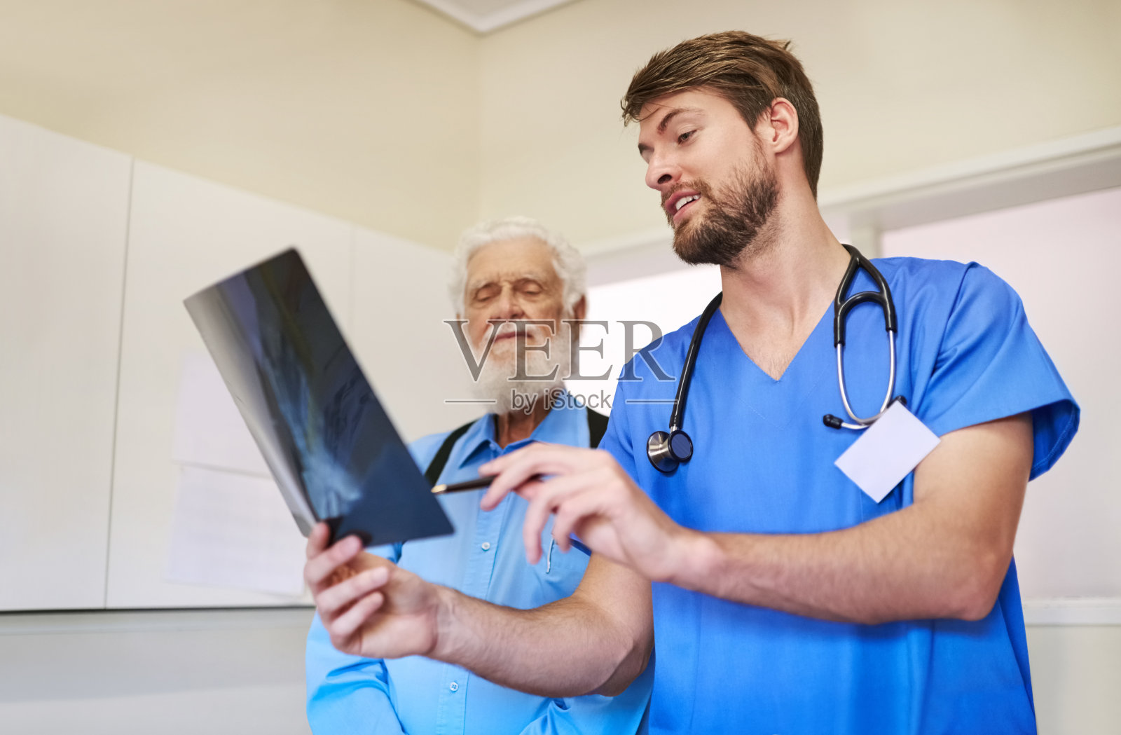 看看我在你的x光片上发现了什么照片摄影图片