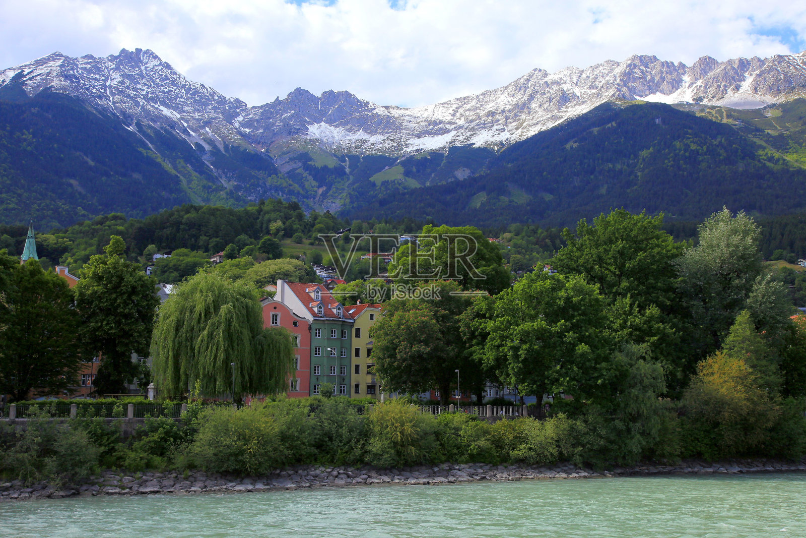因斯布鲁克,城市全景和田园诗般的北蒂罗尔雪山卡温德尔山脉在日出,奥地利照片摄影图片