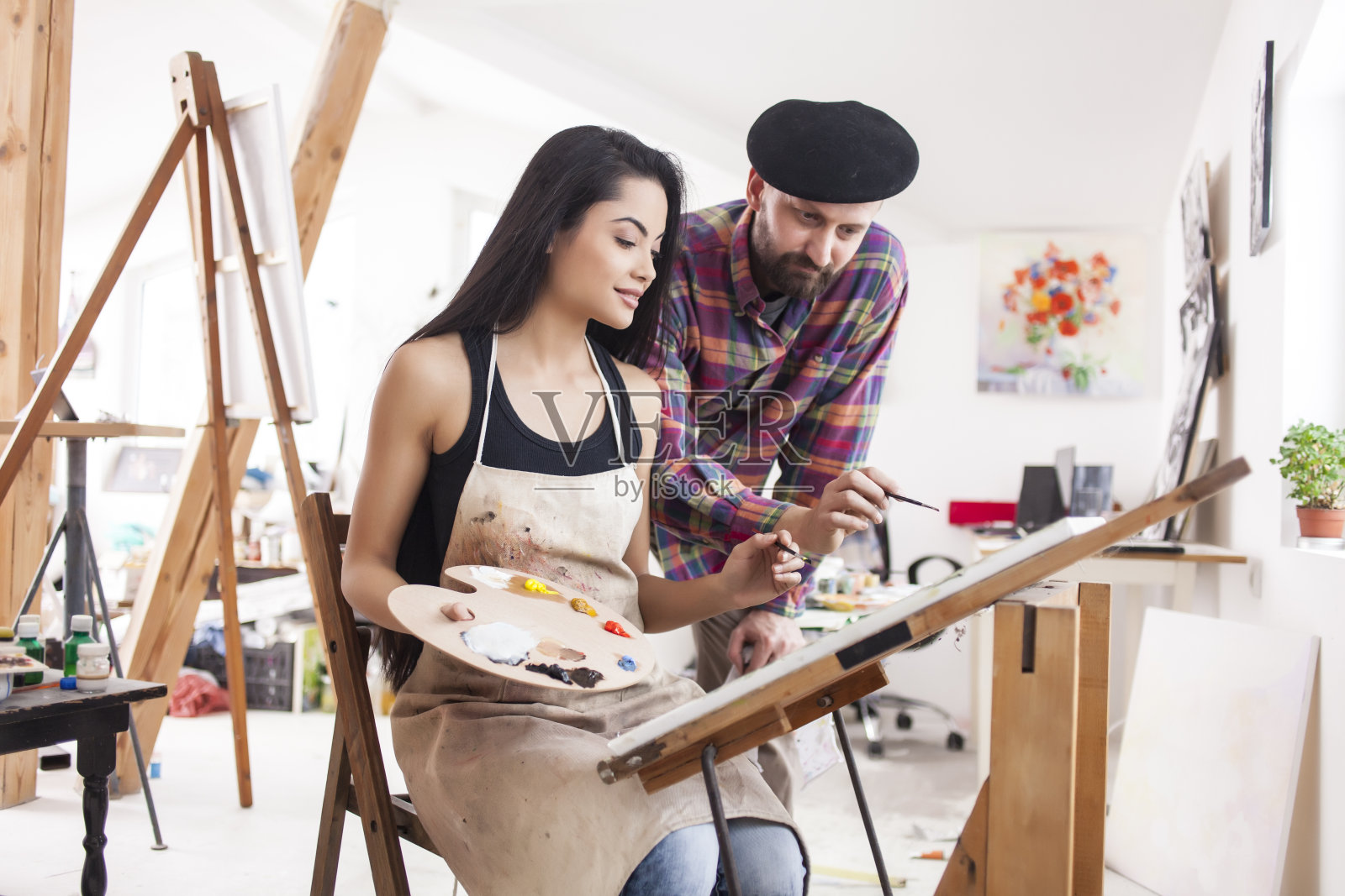 学生和老师在车间照片摄影图片