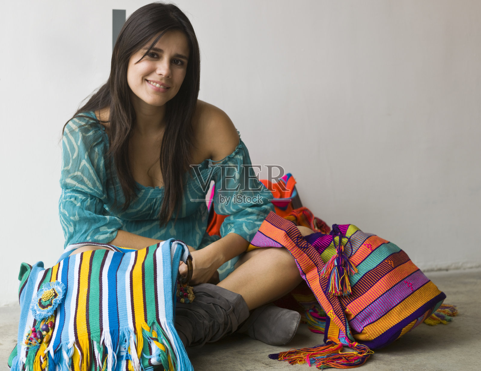 坐在地板上照片摄影图片