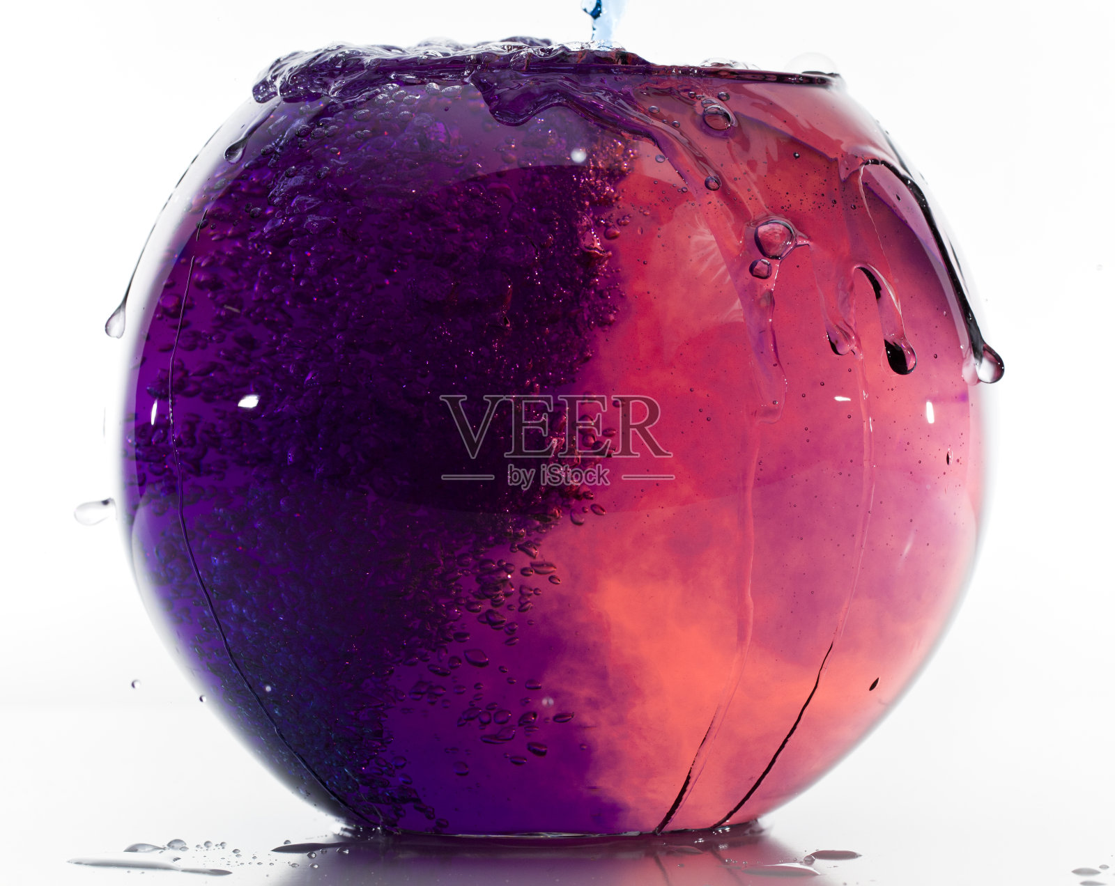 鱼缸与混合颜色的水照片摄影图片