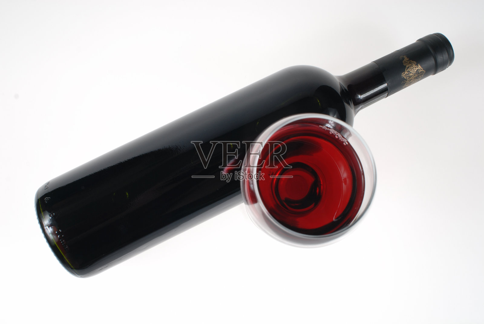 2号白色背景上有酒瓶和有脚的玻璃杯照片摄影图片