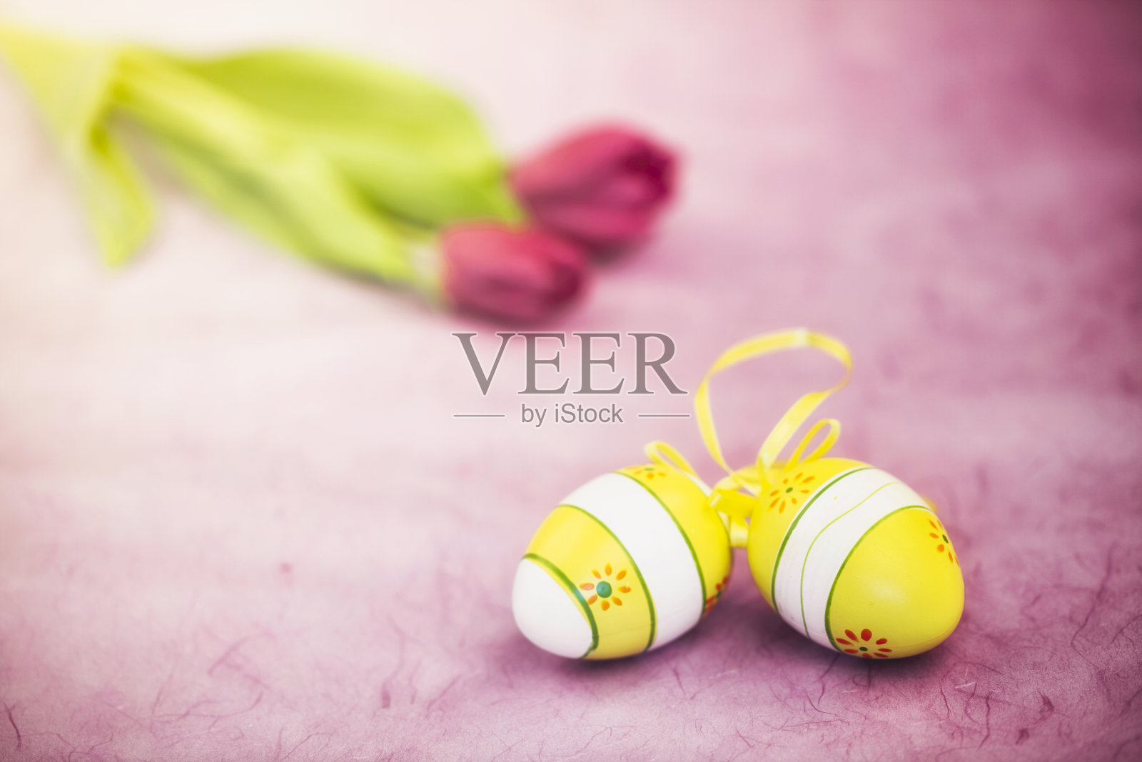 紫色郁金香和黄色复活节彩蛋照片摄影图片