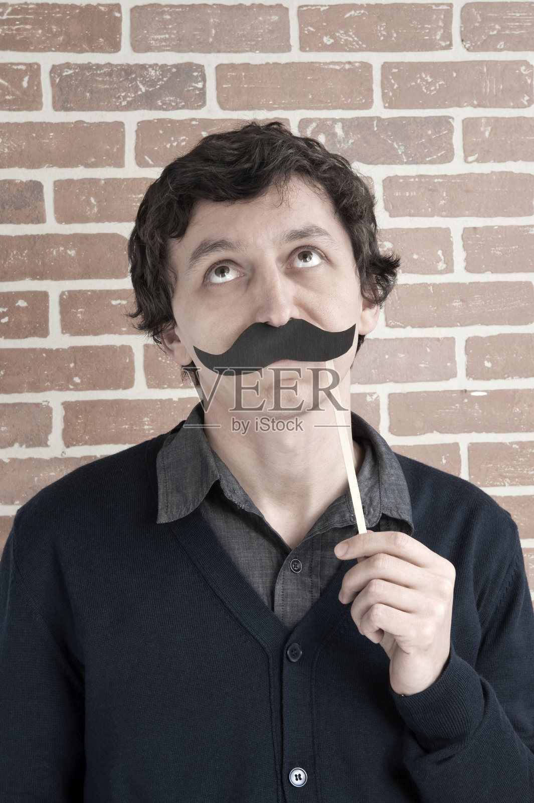 假的小胡子男人照片摄影图片