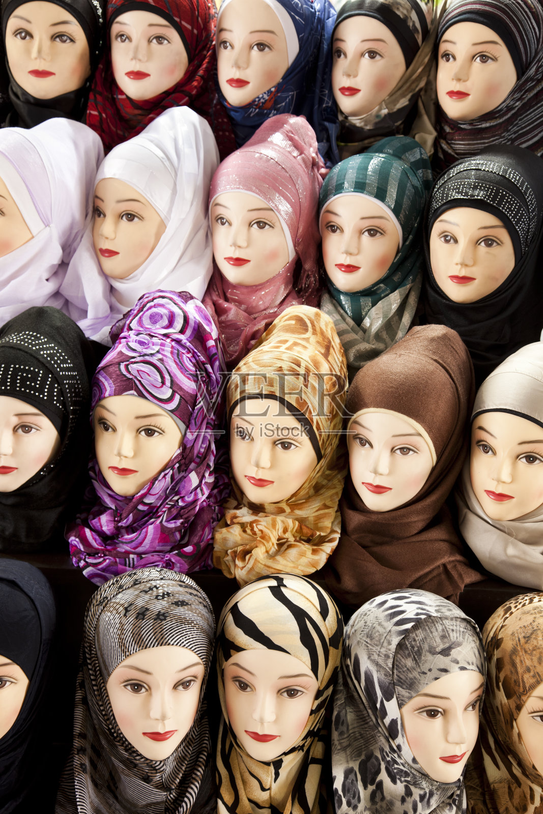 大马士革市场上展示女性头饰的模特照片摄影图片