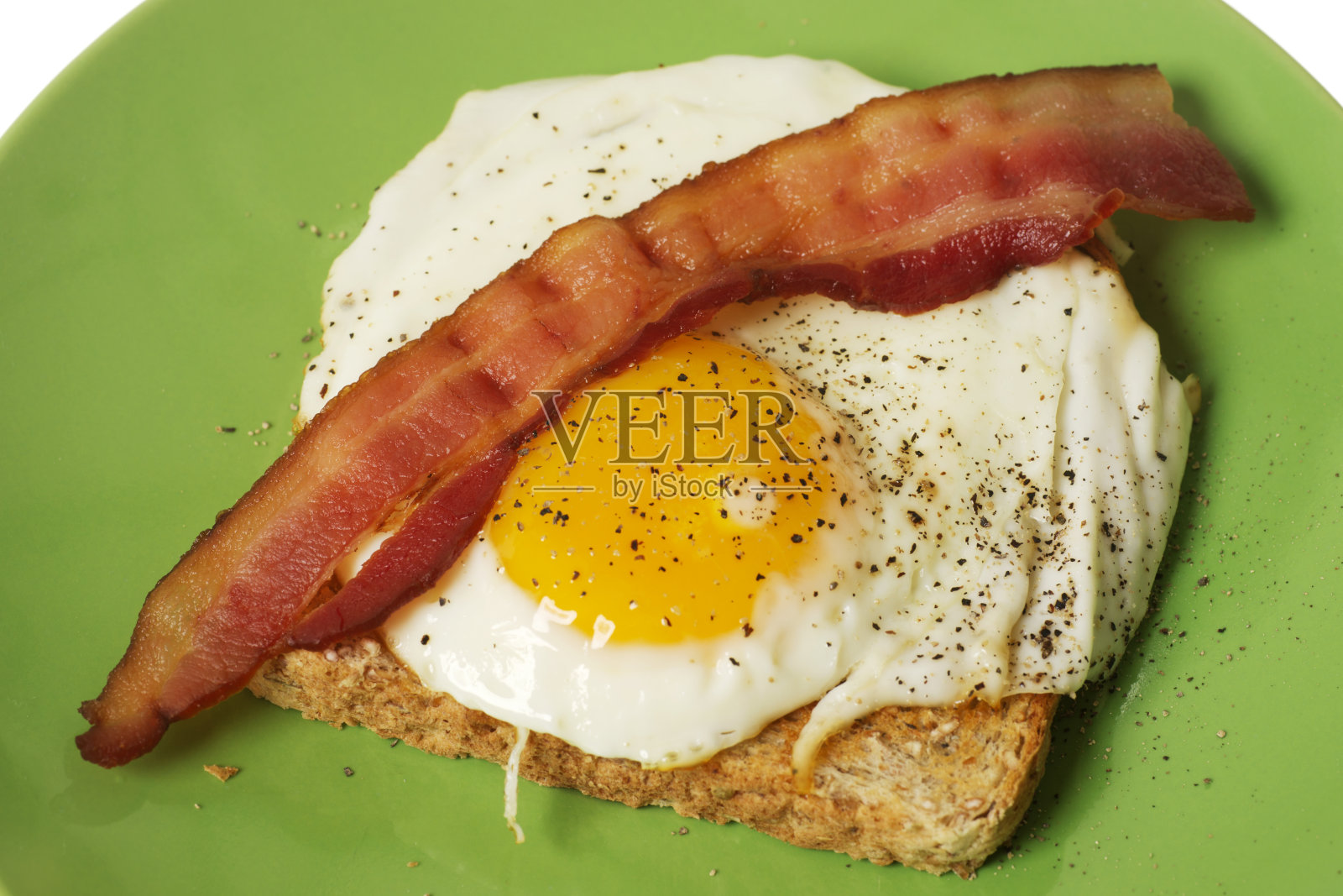煎蛋和培根烤面包片照片摄影图片