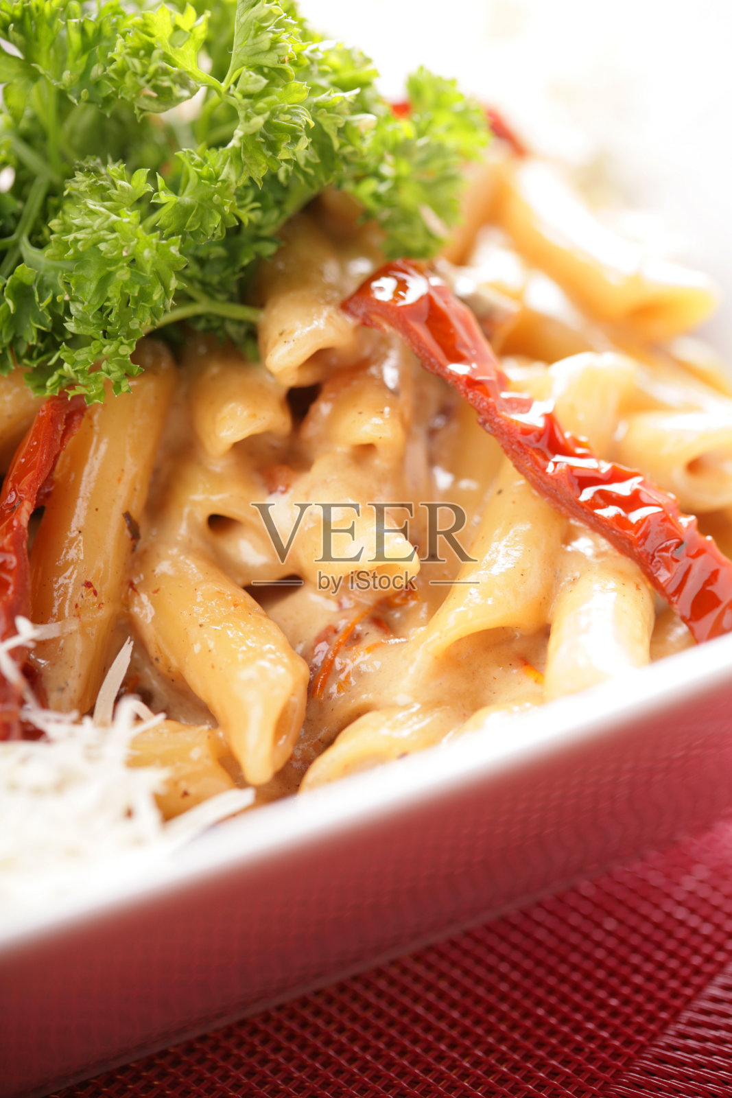 番茄和帕尔马干酪通心粉照片摄影图片