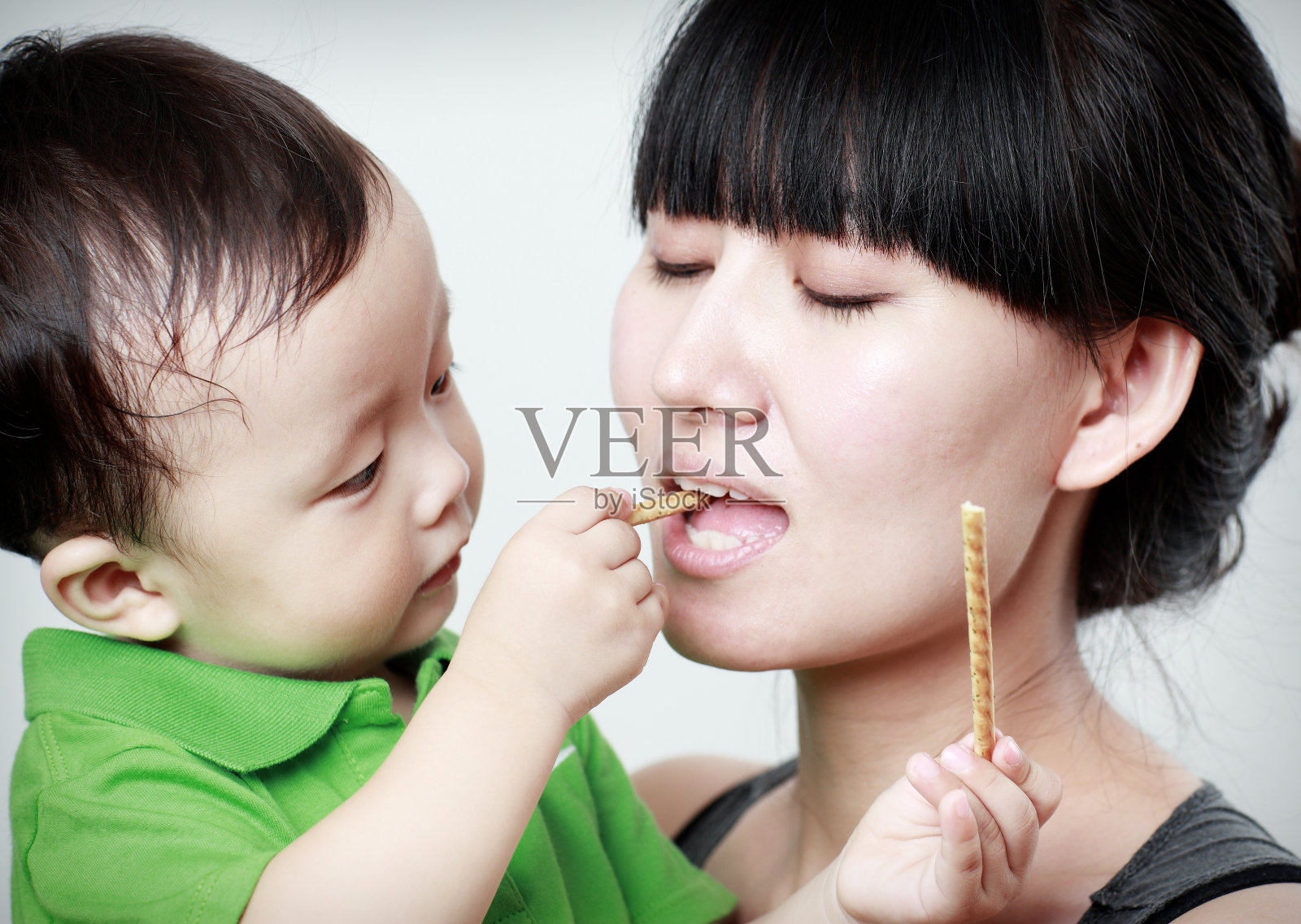 亚洲母亲和儿子快乐照片摄影图片