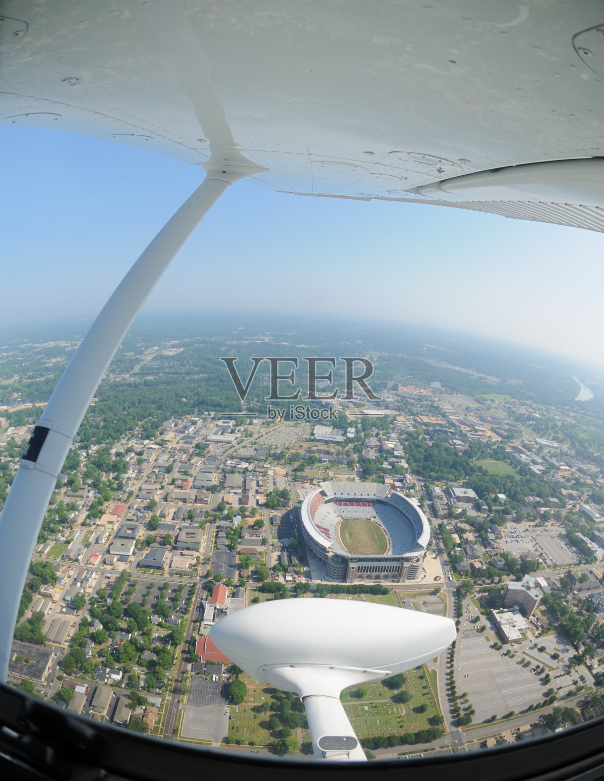 从小飞机窗口看到的城镇照片摄影图片