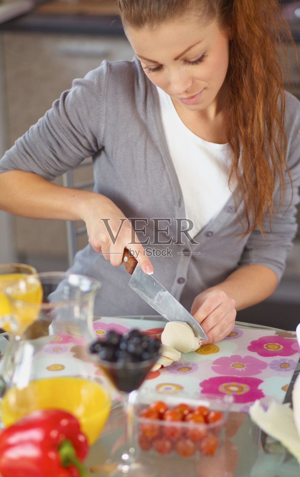 快乐的年轻女子切蔬菜做沙拉照片摄影图片
