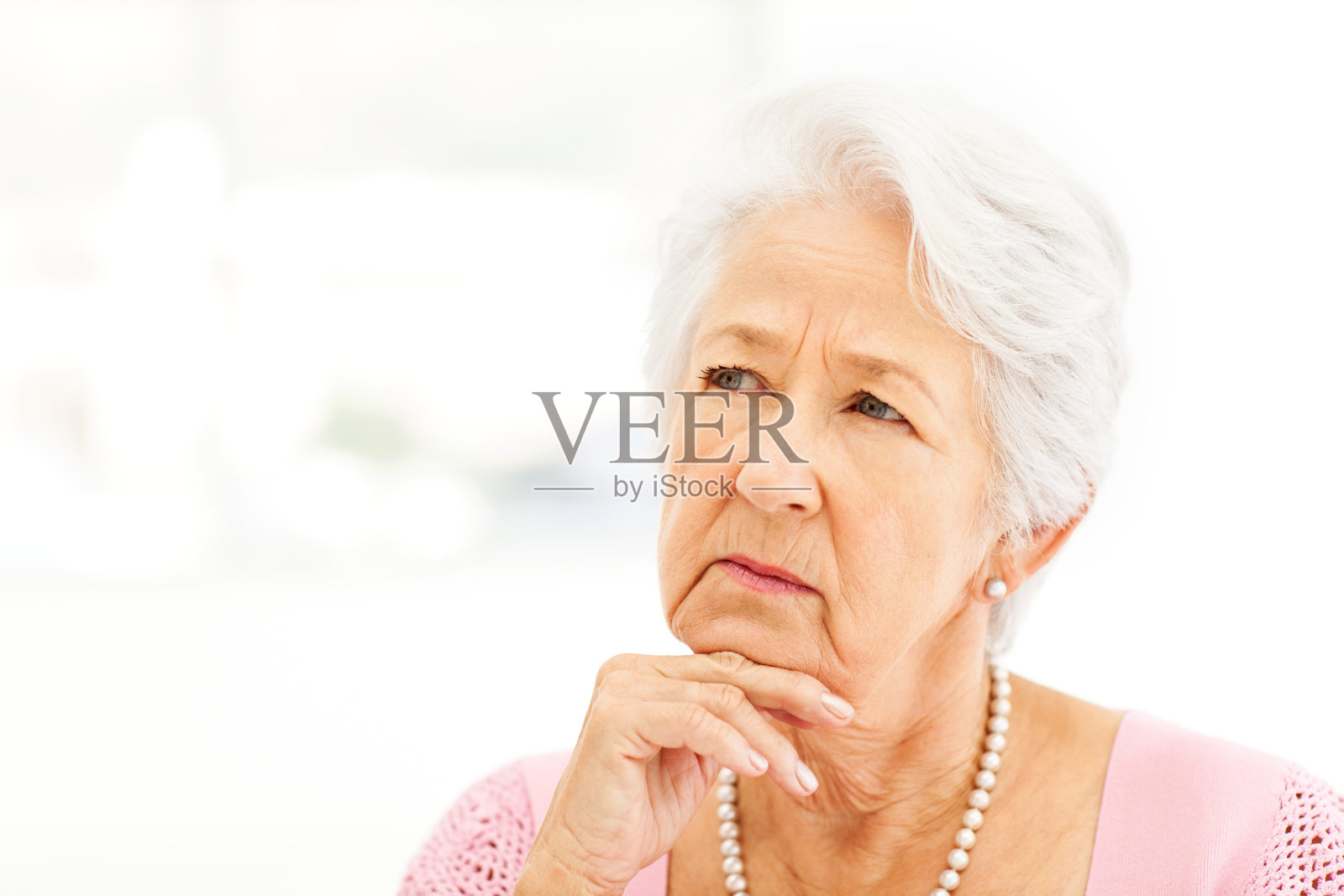 沉思的老女人手放在下巴看向别处照片摄影图片